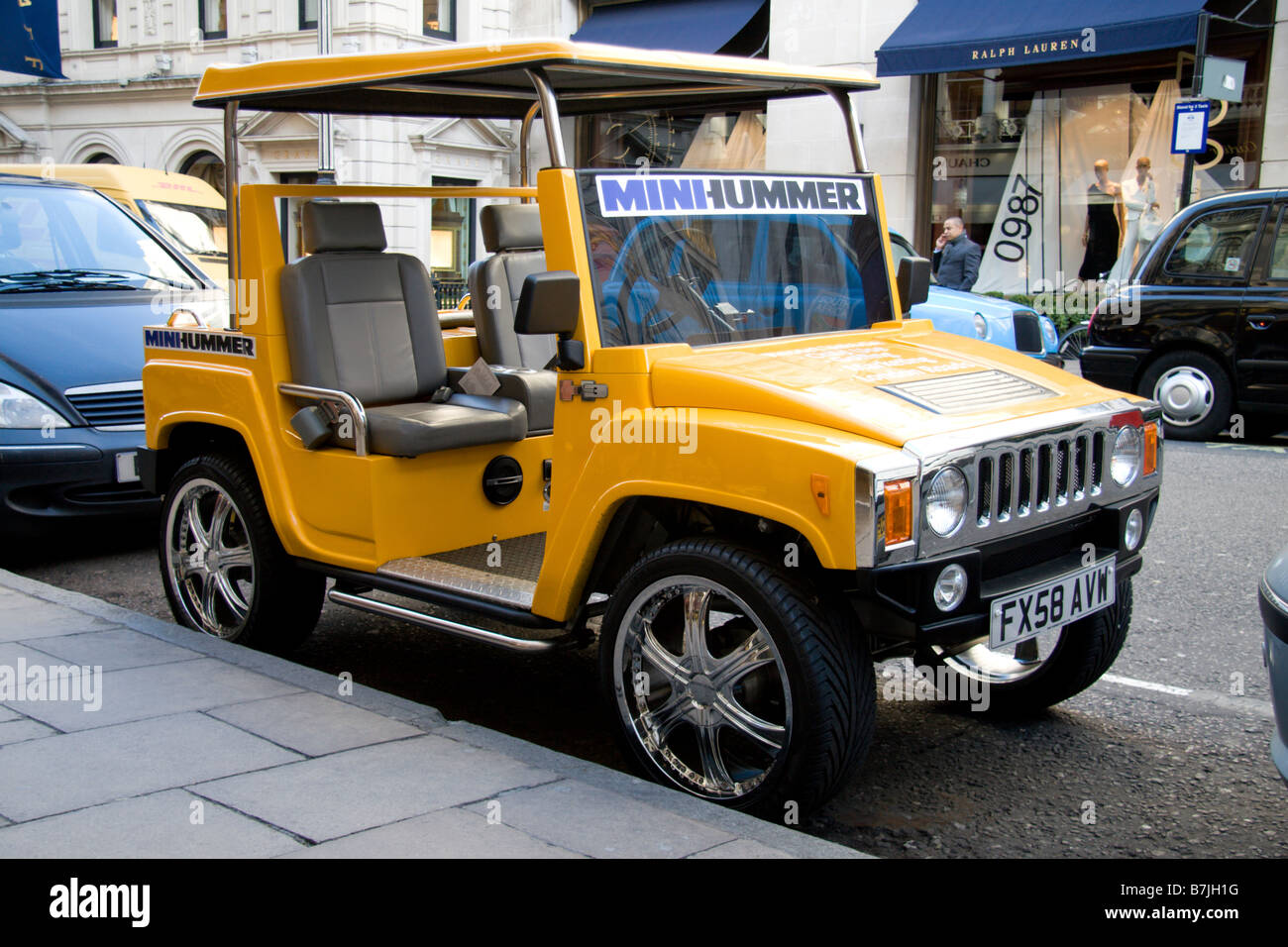 Ein Mini Hummer Fahrzeug geparkt auf New Bond Street, London. Jan 2009 Stockfoto
