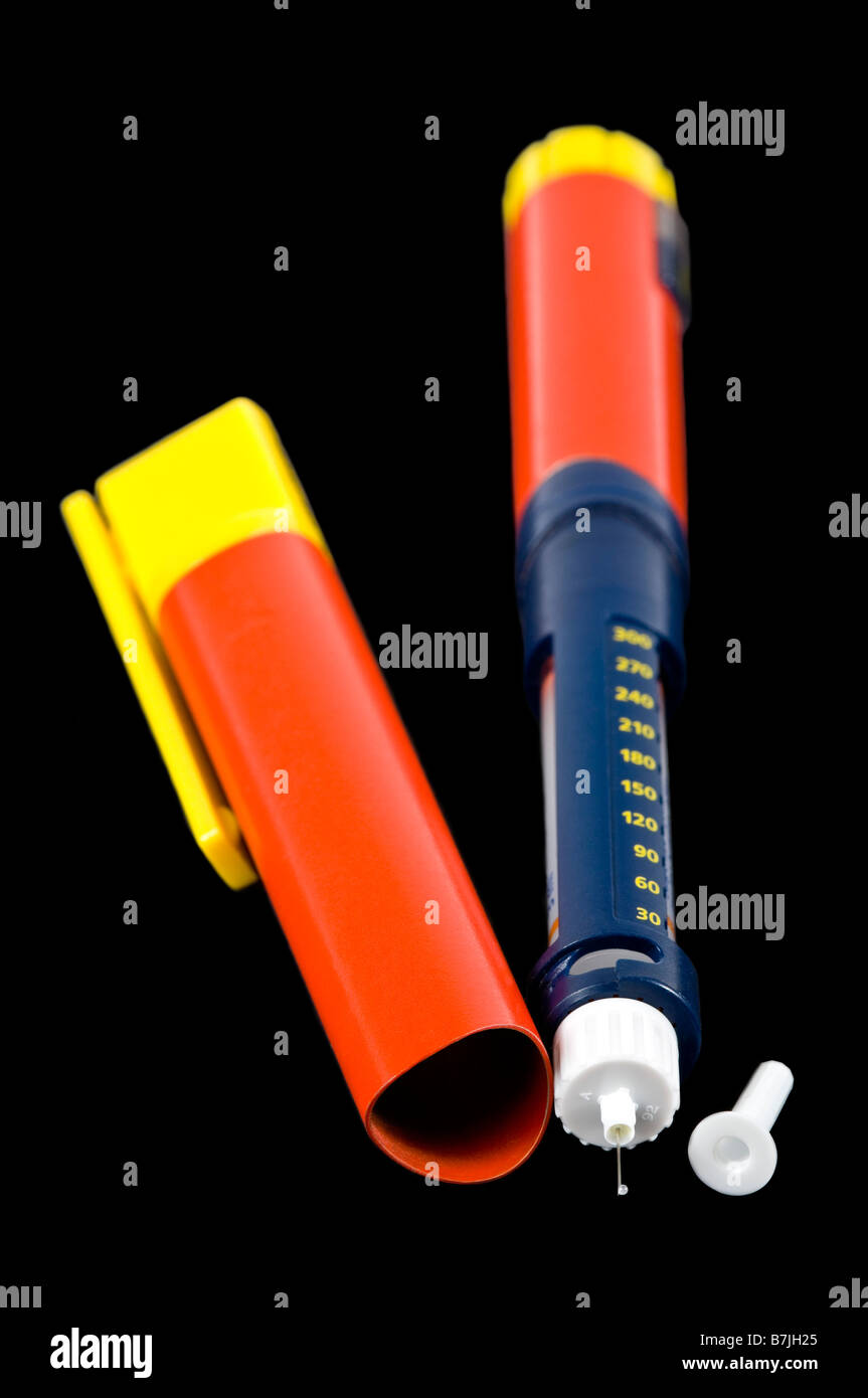 Vertikale Makro Nahaufnahme eines diabetischen subkutane Injektion oder Stift mit einer Ampulle Insulin-Medikation auf schwarz. Stockfoto