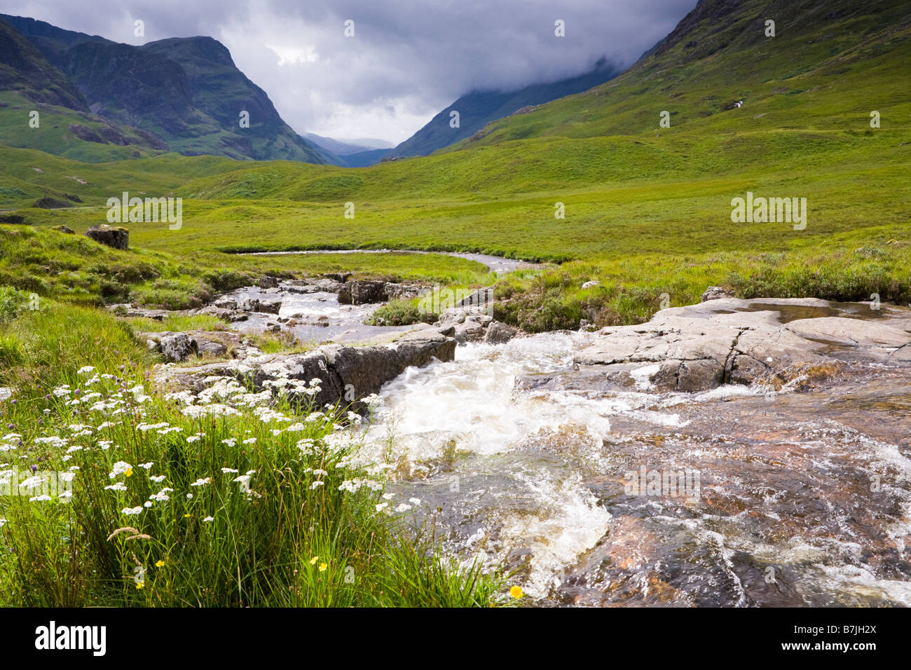 Der Fluss Coe fließt durch den Pass von Glencoe vor dem Abstieg in Glen Coe in Glencoe, Highland, Schottland Stockfoto