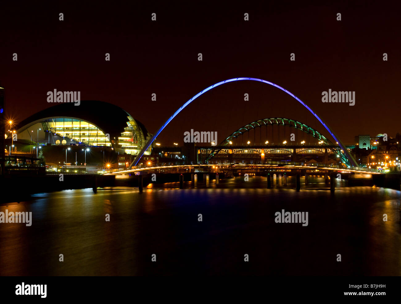 Nachtansicht der Zeit der Sage Gateshead auch das Jahrtausend, Tyne und hohe Brücken verbinden Newcastle mit Gateshead Stockfoto