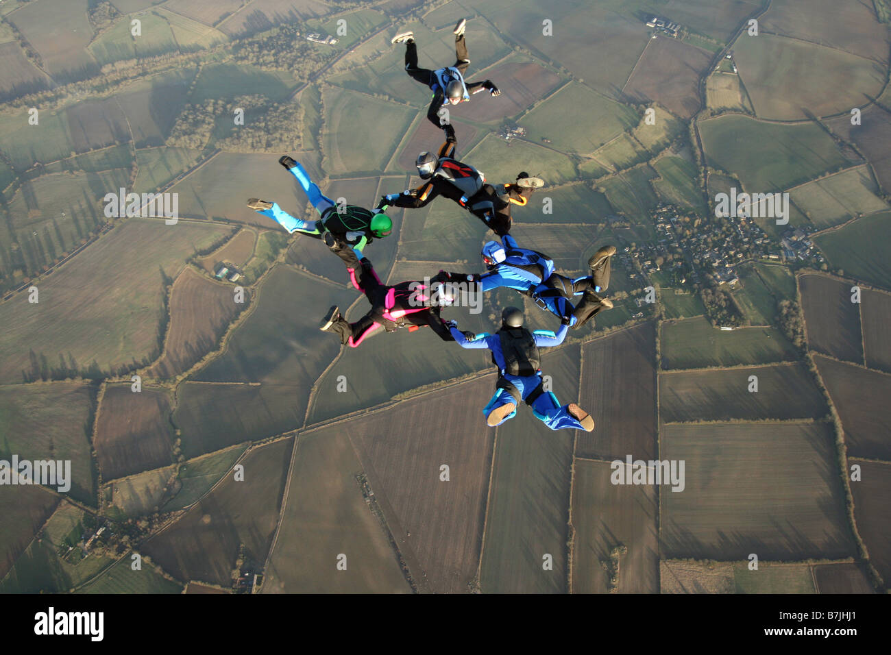Sechs Fallschirmspringer im freien Fall Formationen zu tun Stockfoto