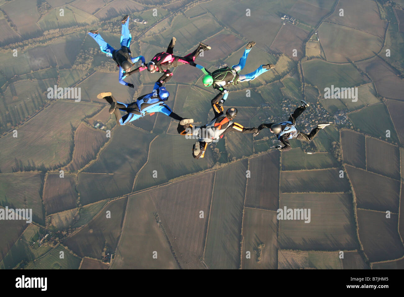 Sechs Fallschirmspringer im freien Fall Formationen zu tun Stockfoto