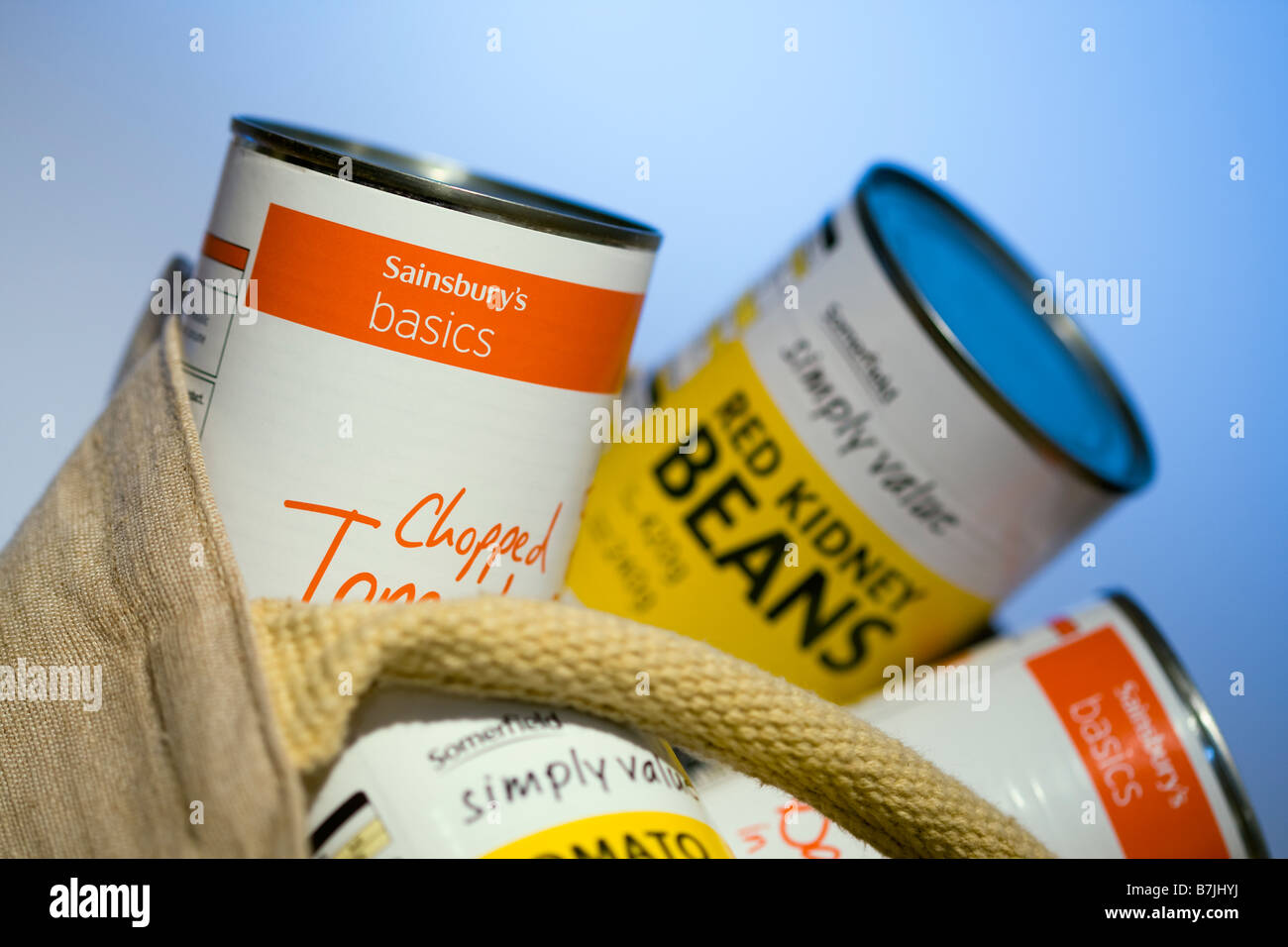 Dosen von Somerfield einfach Wert und Sainsburys Grundlagen Wirtschaft Bereich verzinnt Essen in einer braunen hessische Einkaufstasche Stockfoto