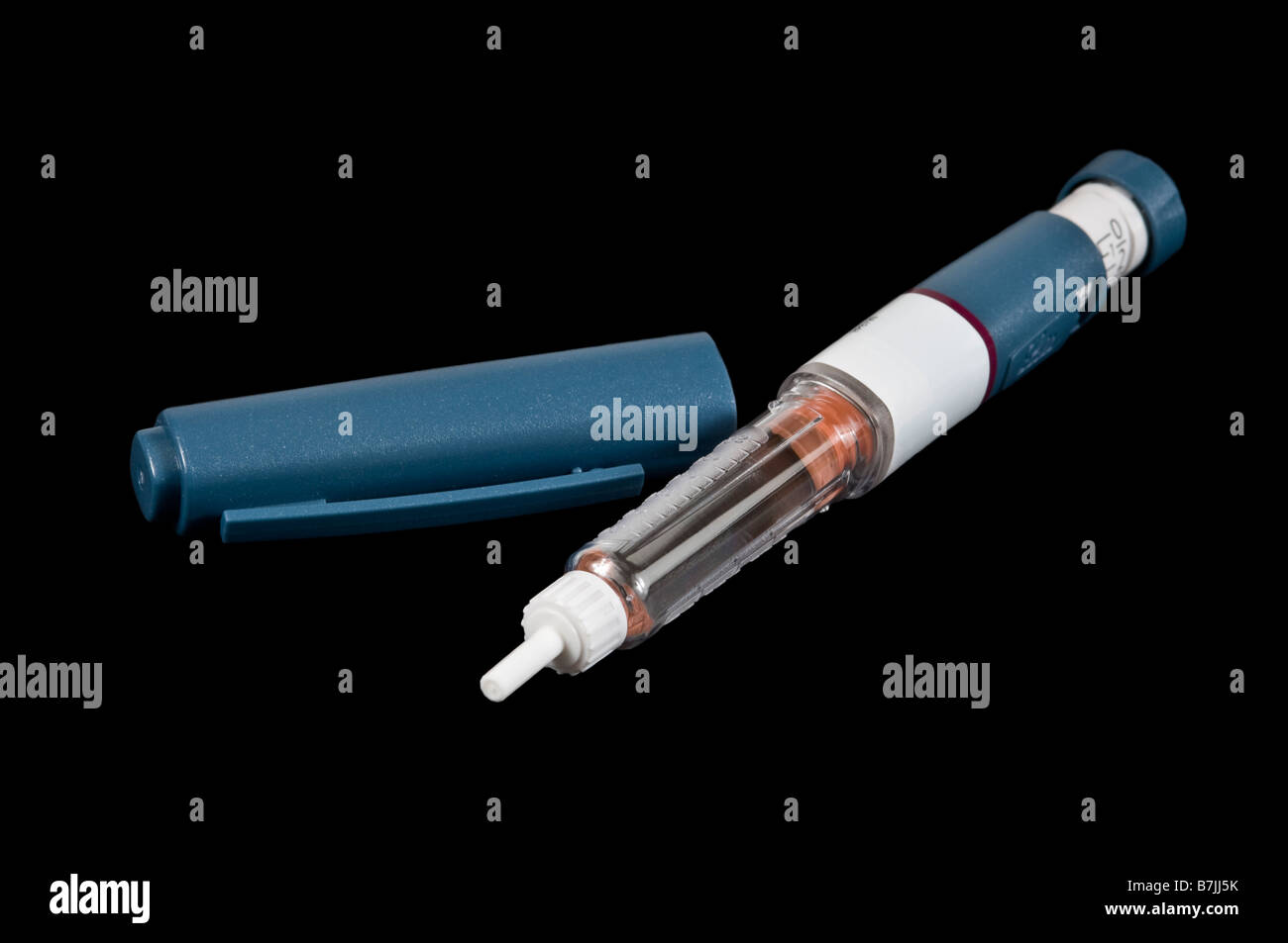 Horizontale Makro Nahaufnahme eines diabetischen subkutane Injektion oder Stift mit einer Ampulle Insulin-Medikation auf schwarz. Stockfoto