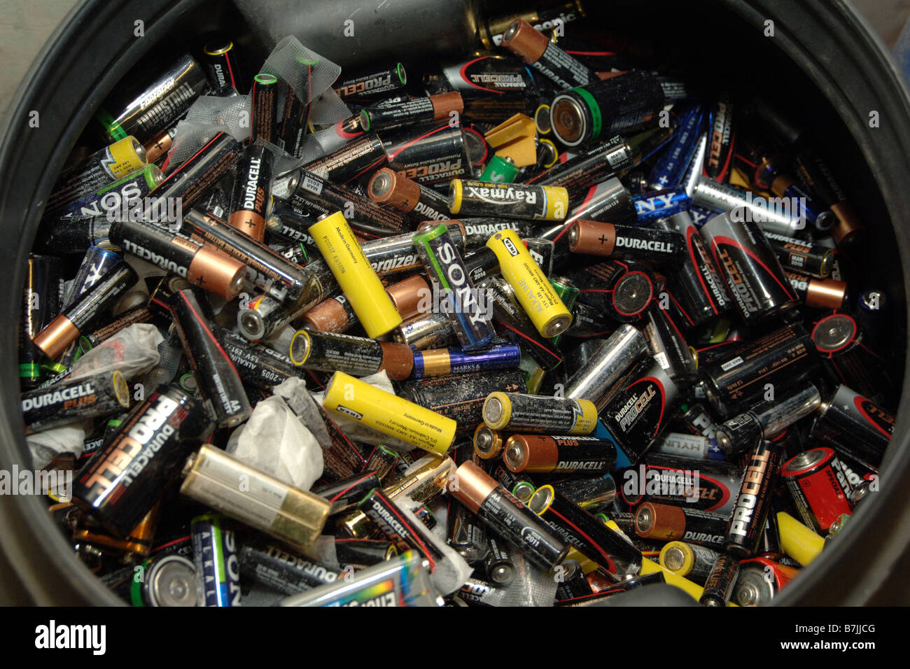 Einen Eimer mit Batterien für das recycling Stockfoto