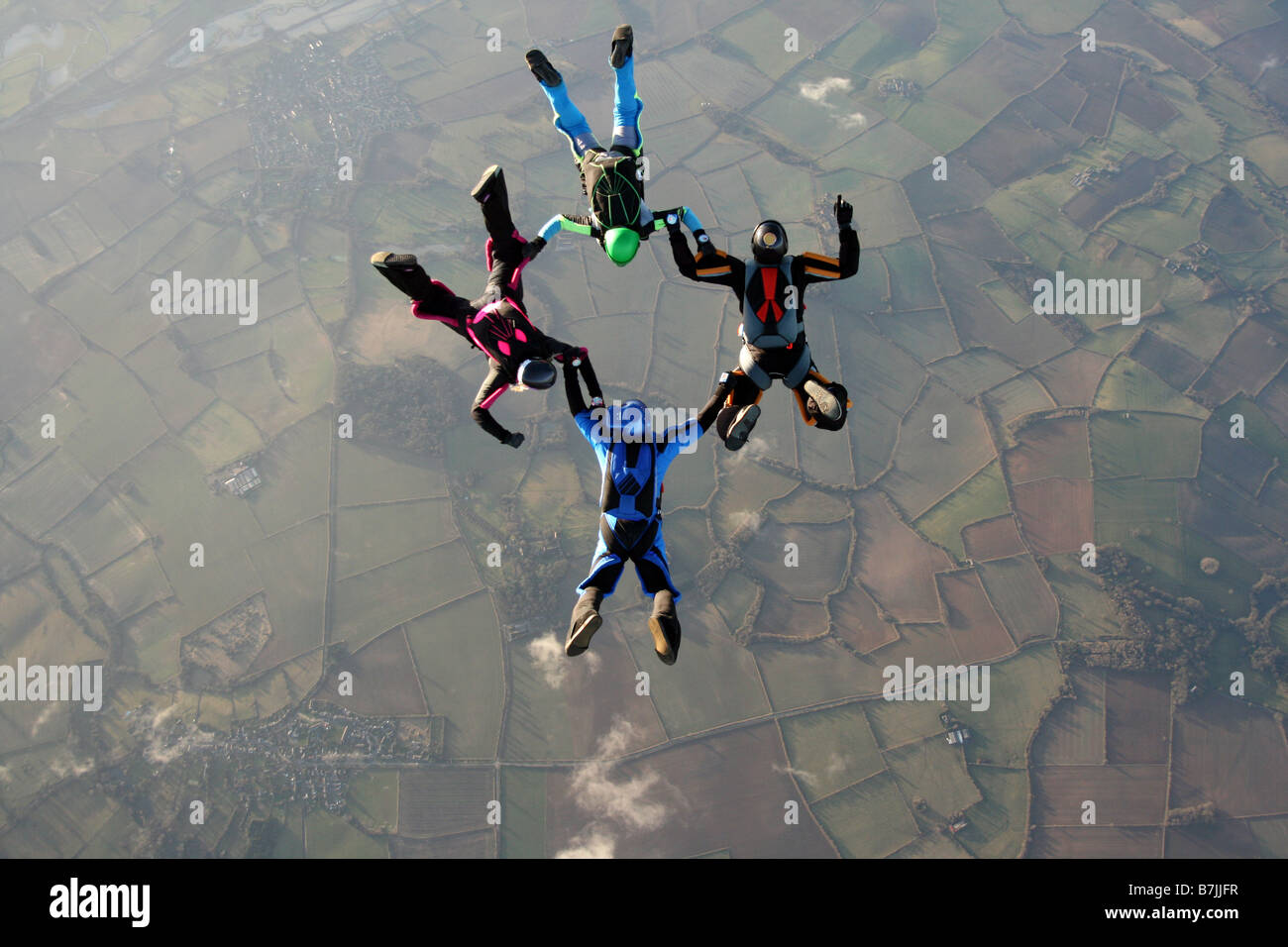 Vier Fallschirmspringer im freien Fall Stockfoto