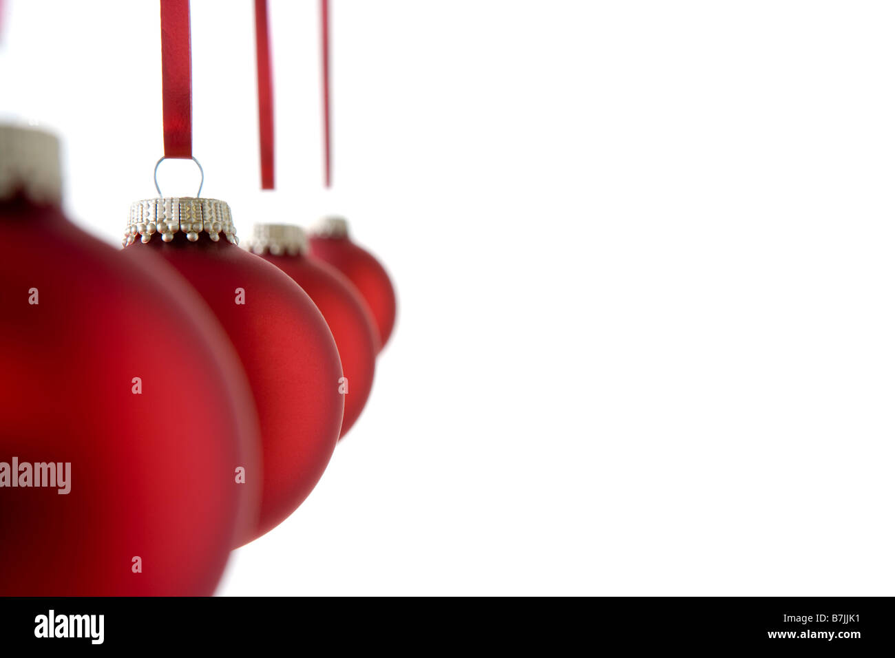 Linie der roten Weihnachtskugeln auf weißen Hintergrund Stockfoto
