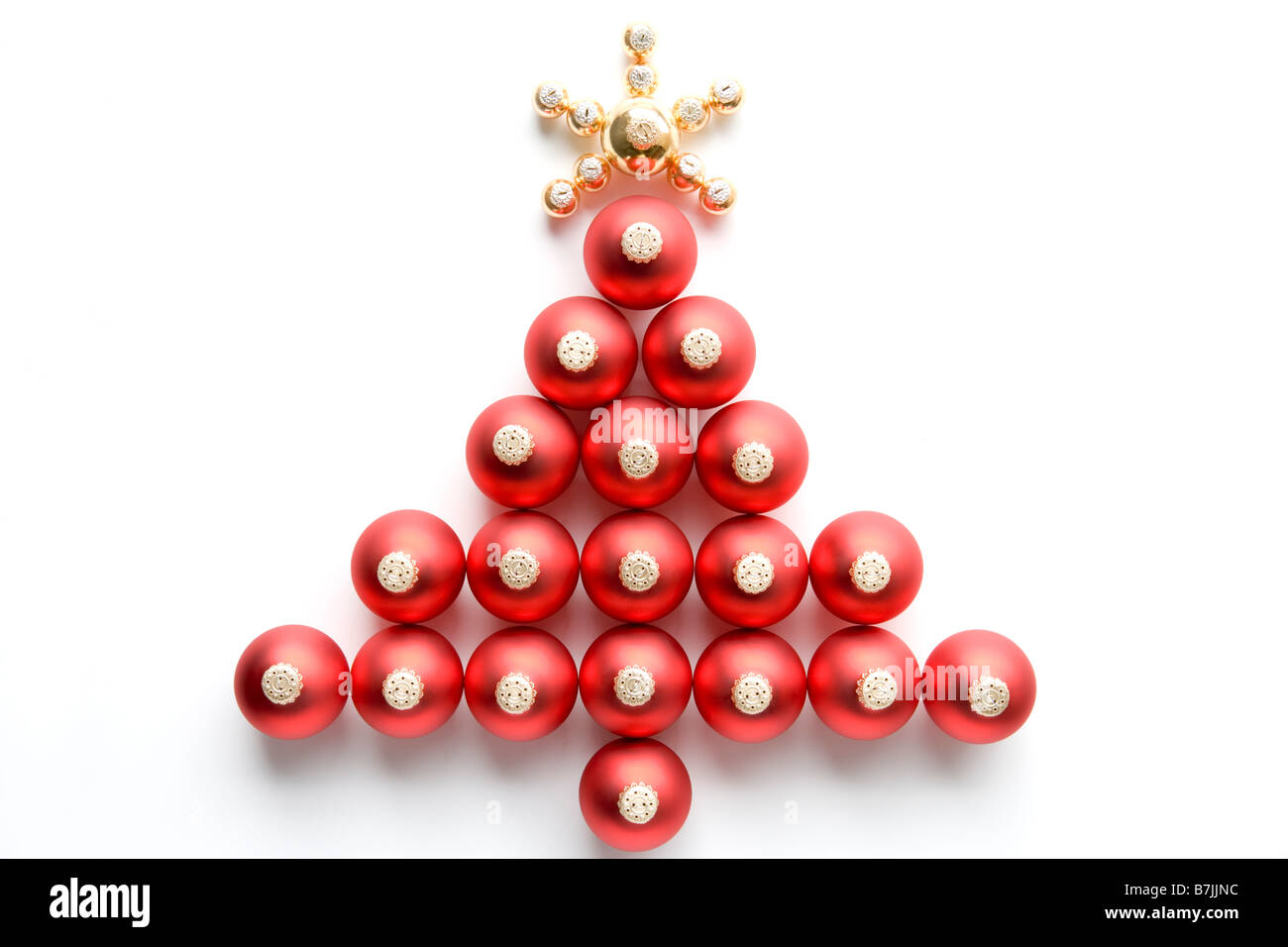Weihnachtsbaum aus Kugeln vor weißem Hintergrund gemacht Stockfoto