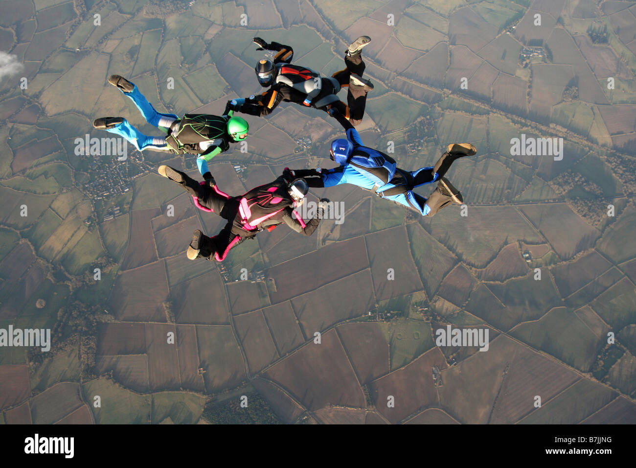 Vier Fallschirmspringer im freien Fall Stockfoto