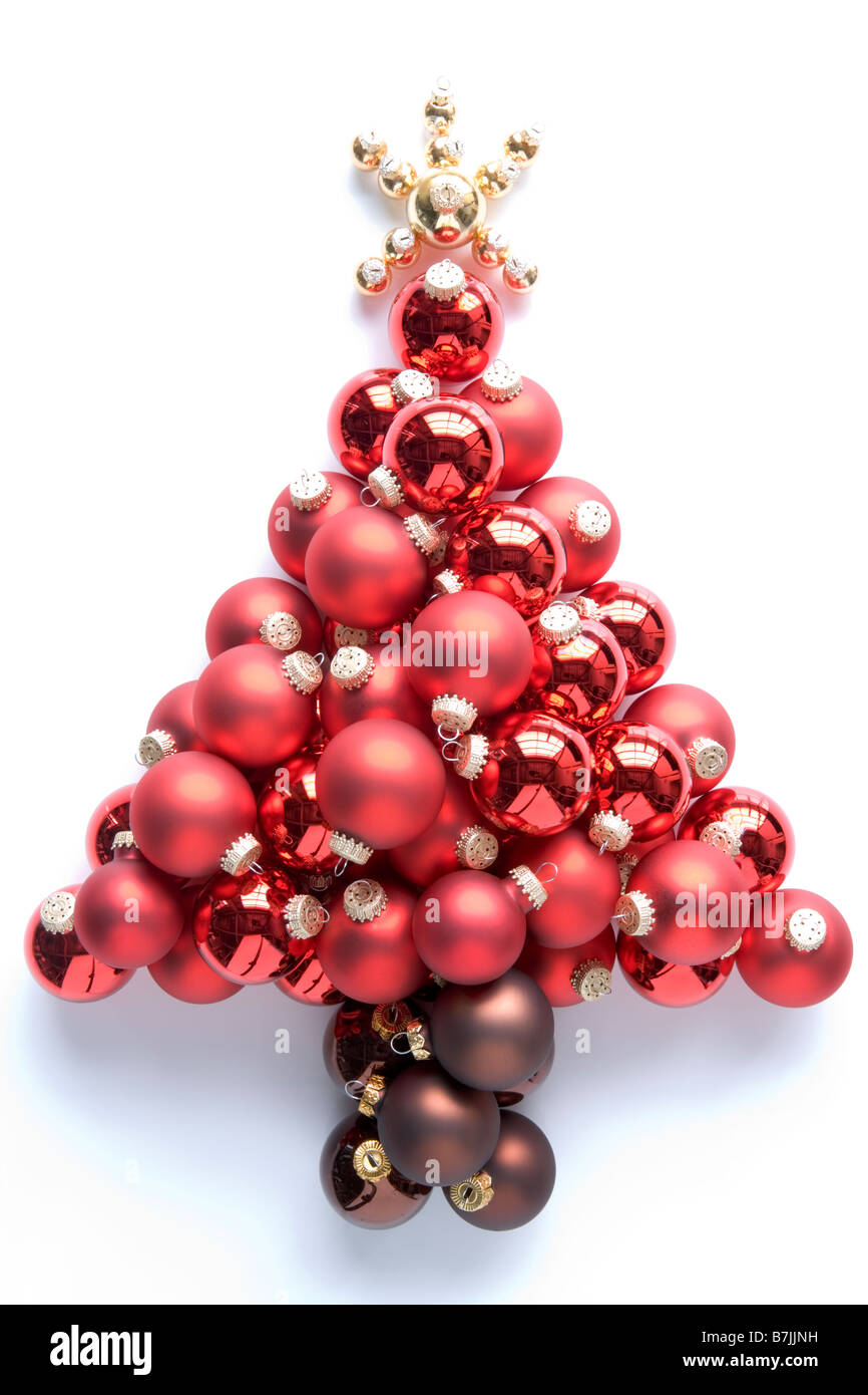 Weihnachtsbaum aus roten und goldenen Kugeln vor weißem Hintergrund gemacht Stockfoto