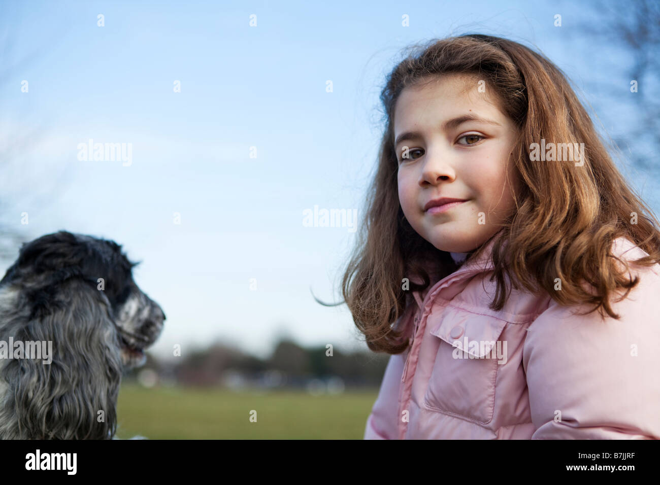 Kaukasische Mädchen und ihr Hund im Park im winter Stockfoto