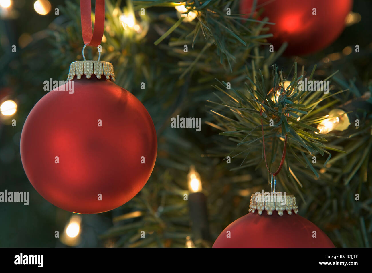 Rote Weihnachtskugeln hängen Weihnachtsbaum Stockfoto