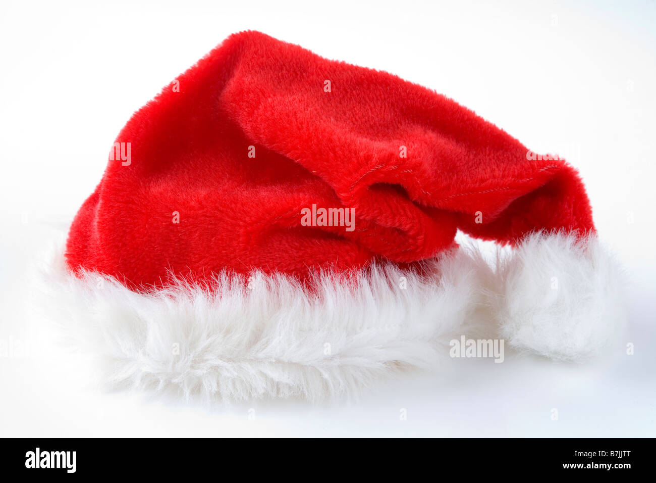 Rote Weihnachtsmütze gegen weiße Studio-Hintergrund Stockfoto