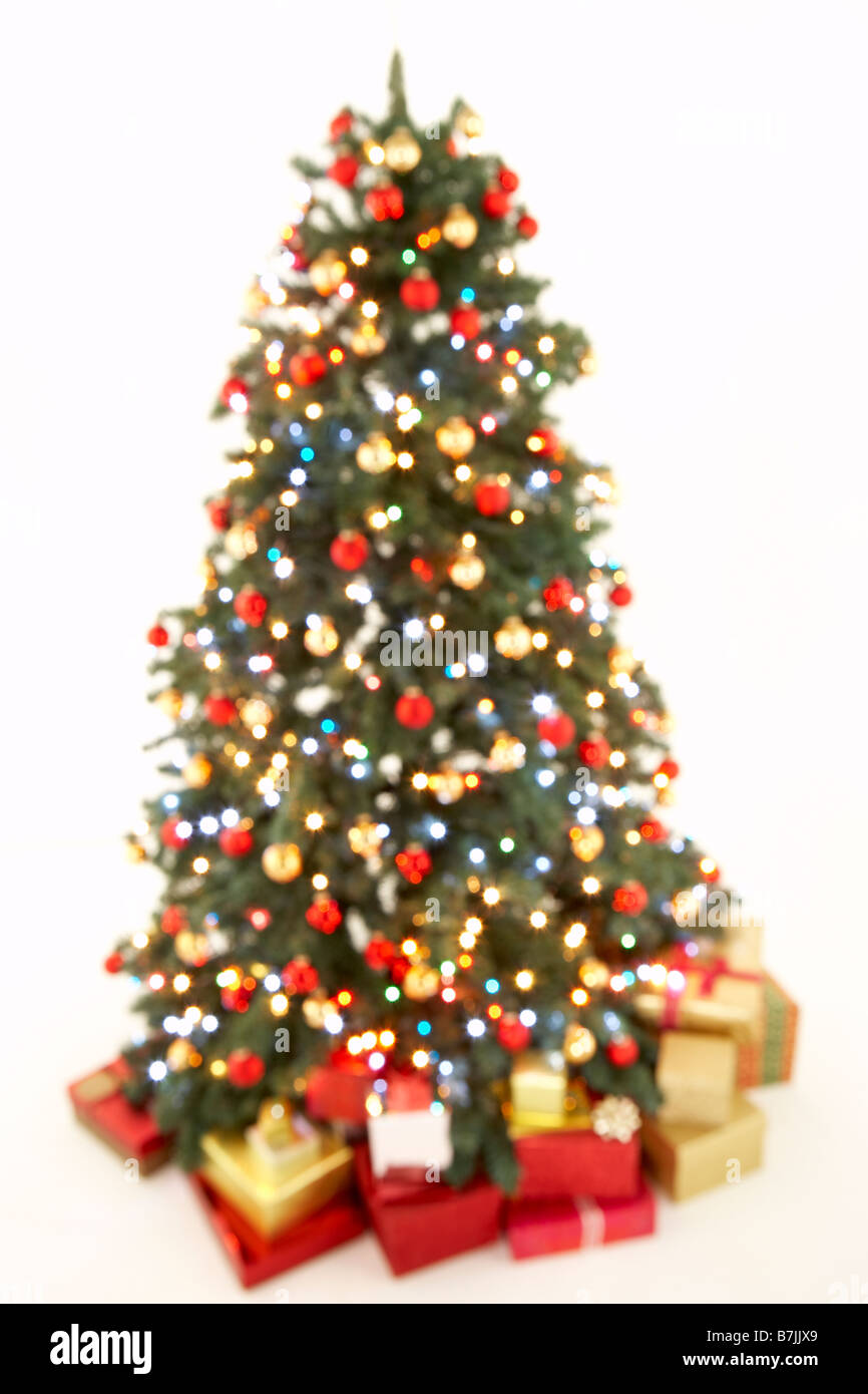 Abstrakte Ansicht des Weihnachtsbaumes vor weißem Hintergrund Stockfoto