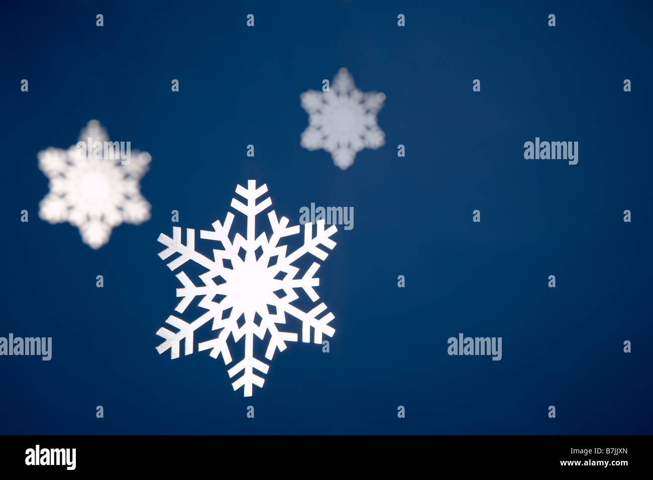 Schneeflocke Baumschmuck vor blauem Hintergrund Stockfoto