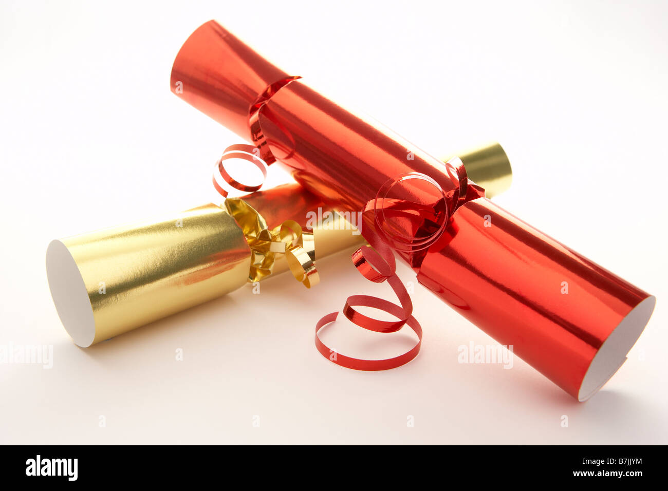 Rot und Gold Christmas Cracker vor weißem Hintergrund Stockfoto