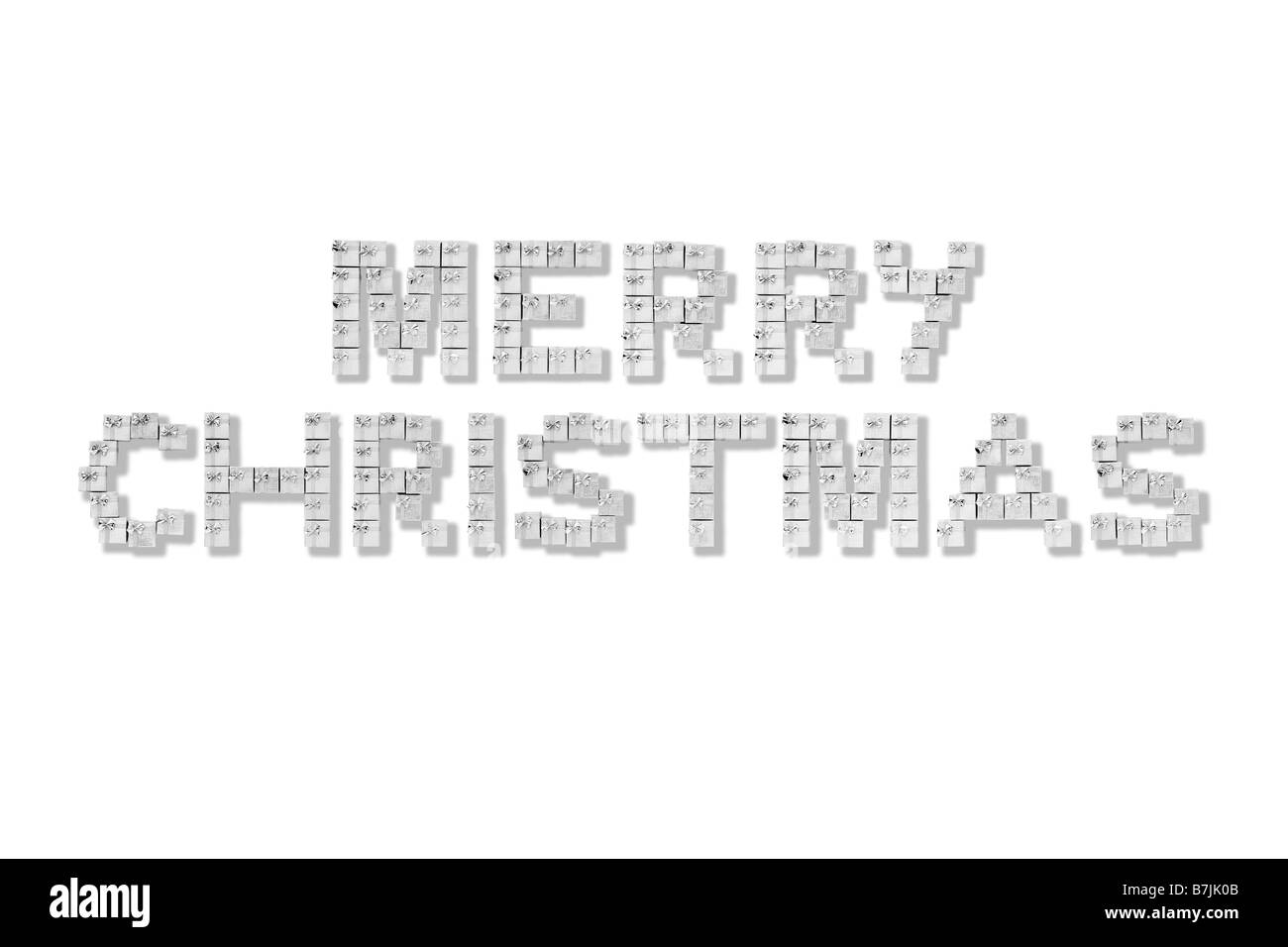 Silber Geschenkboxen Rechtschreibung Frohe Weihnachten vor weißem Hintergrund Stockfoto