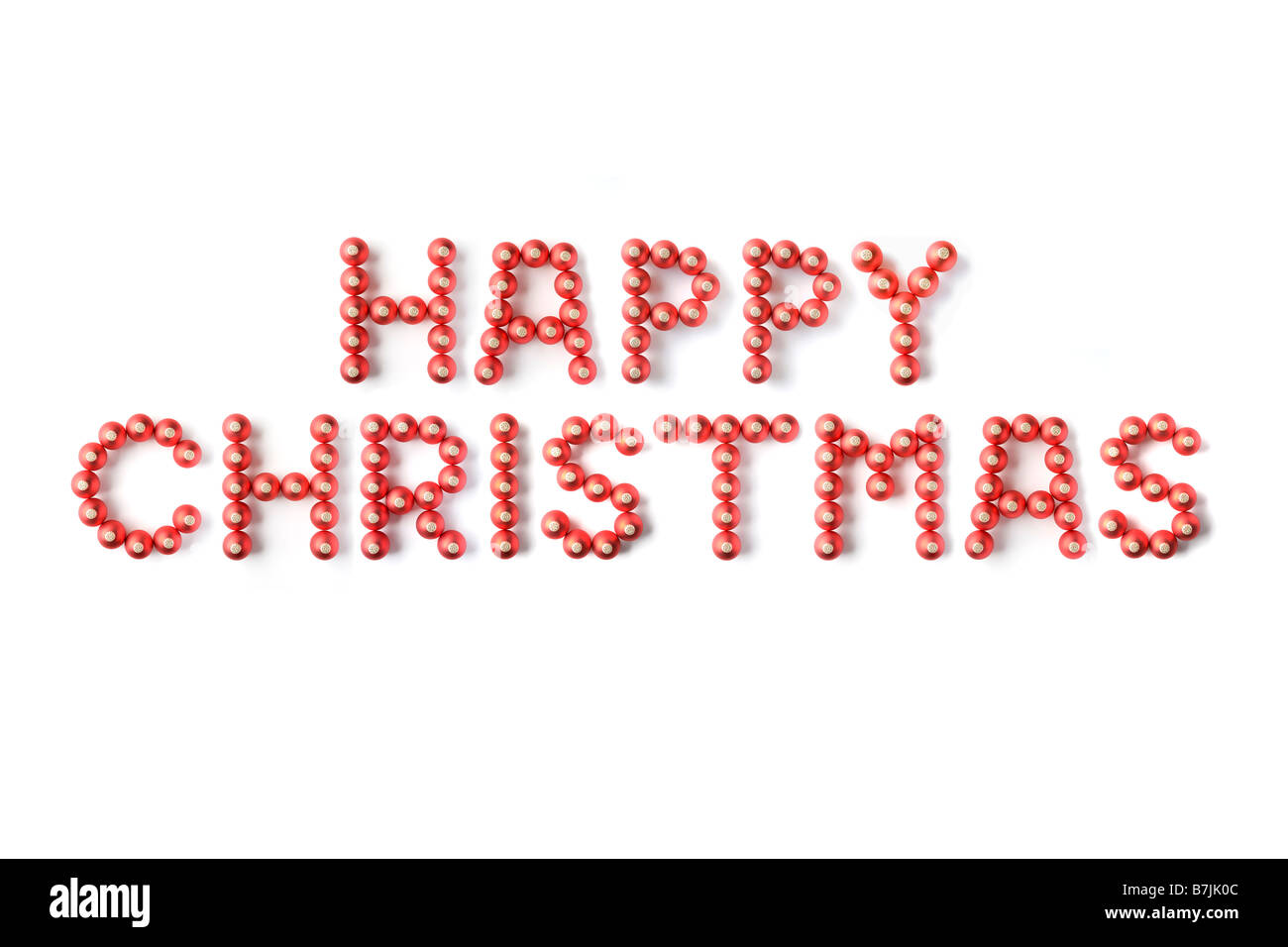 Rote Weihnachtskugeln Rechtschreibung Frohe Weihnachten vor weißem Hintergrund Stockfoto