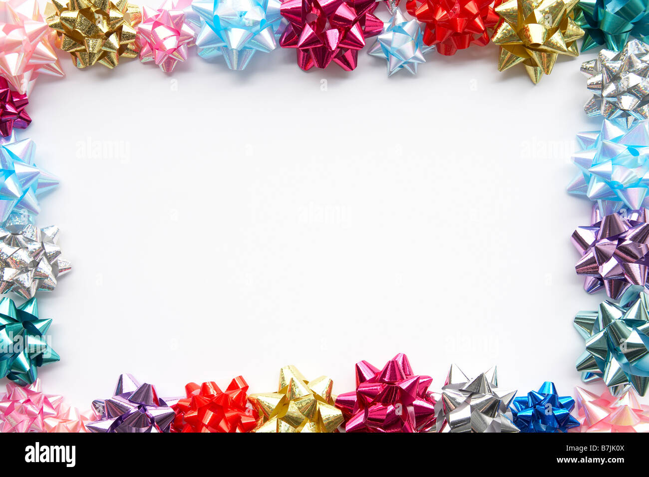 Grenze von bunten Geschenk Bögen vor weißem Hintergrund gemacht Stockfoto