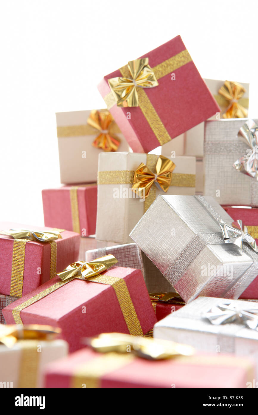Haufen von Weihnachten präsentiert vor weißem Hintergrund Stockfoto