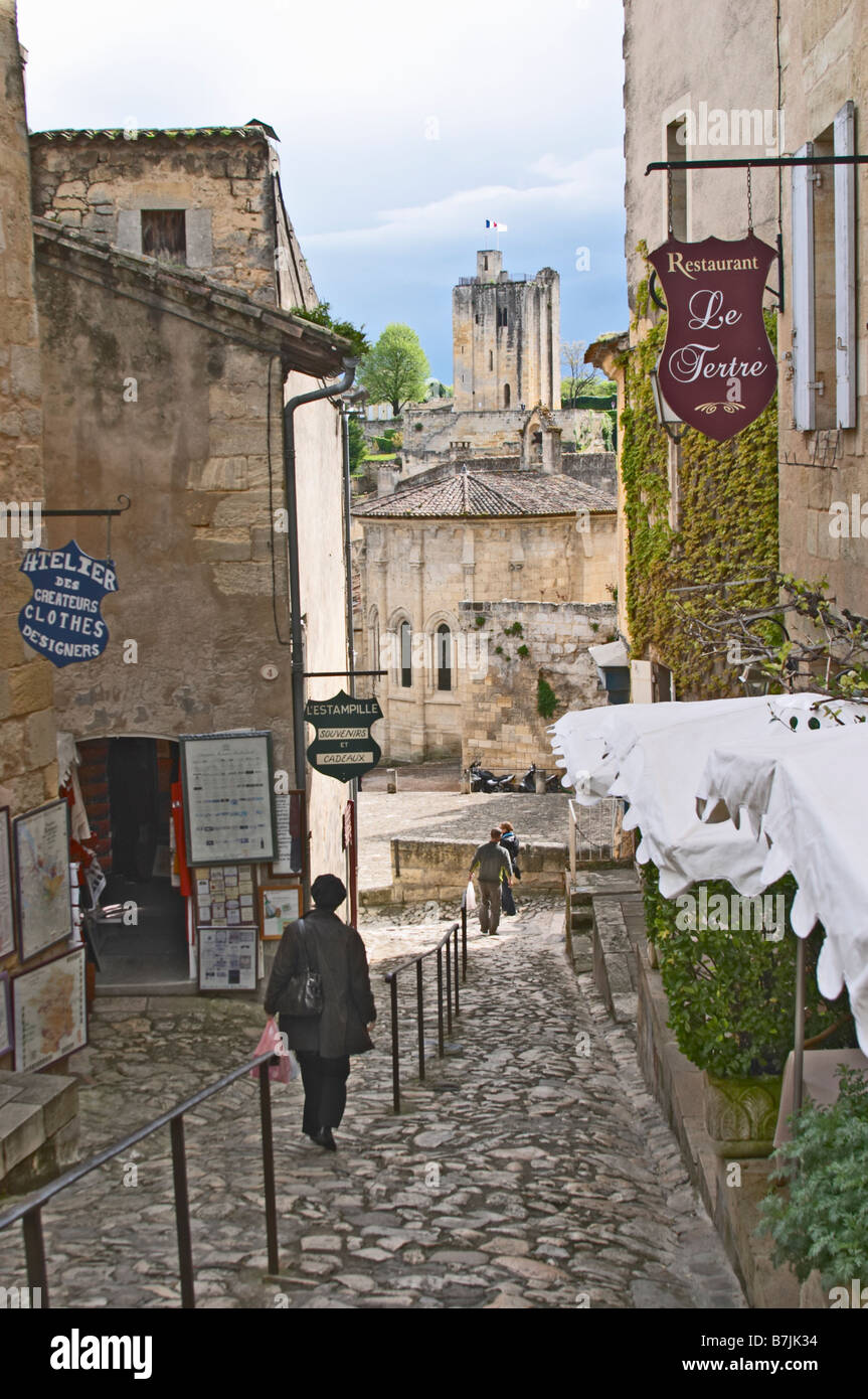 Person zu Fuß auf einer gepflasterten Straße Stein saint Emilion Bordeaux Frankreich Stockfoto