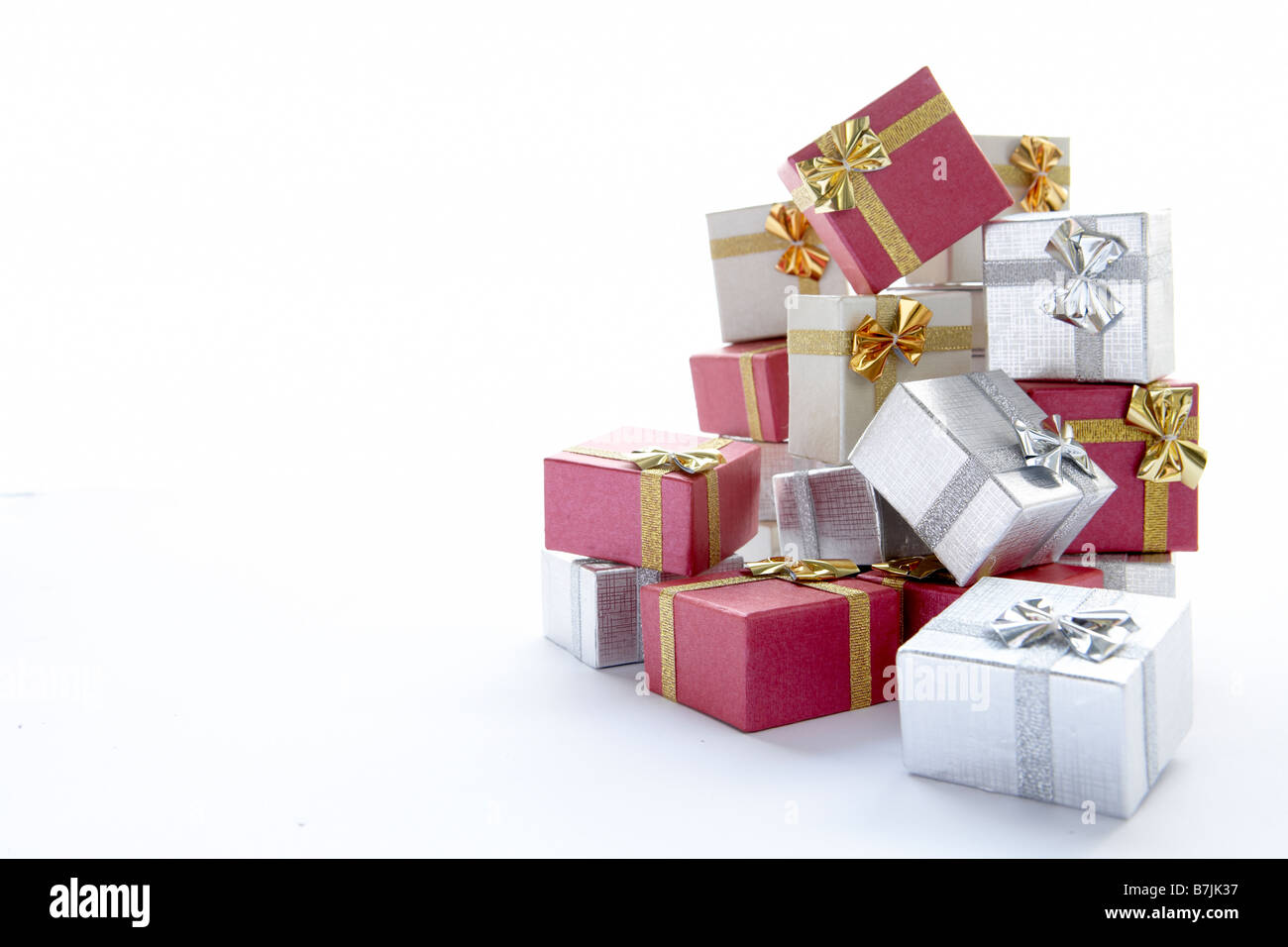 Haufen von Geschenken vor weißem Hintergrund Stockfoto