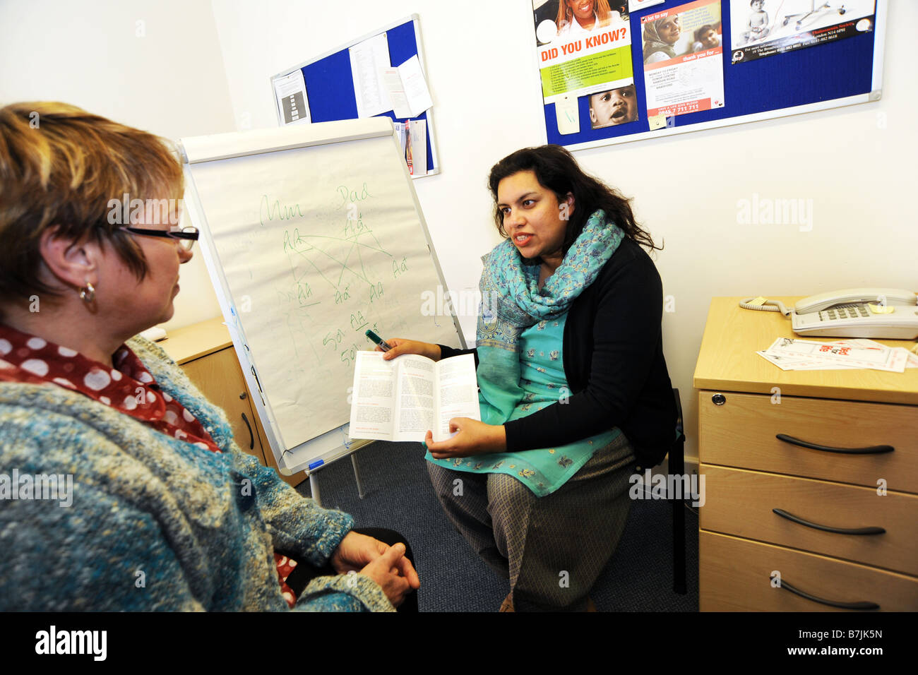 Ein Ratgeber NHS berät ein Patient über Erbkrankheiten Bradford, West Yorkshire Stockfoto