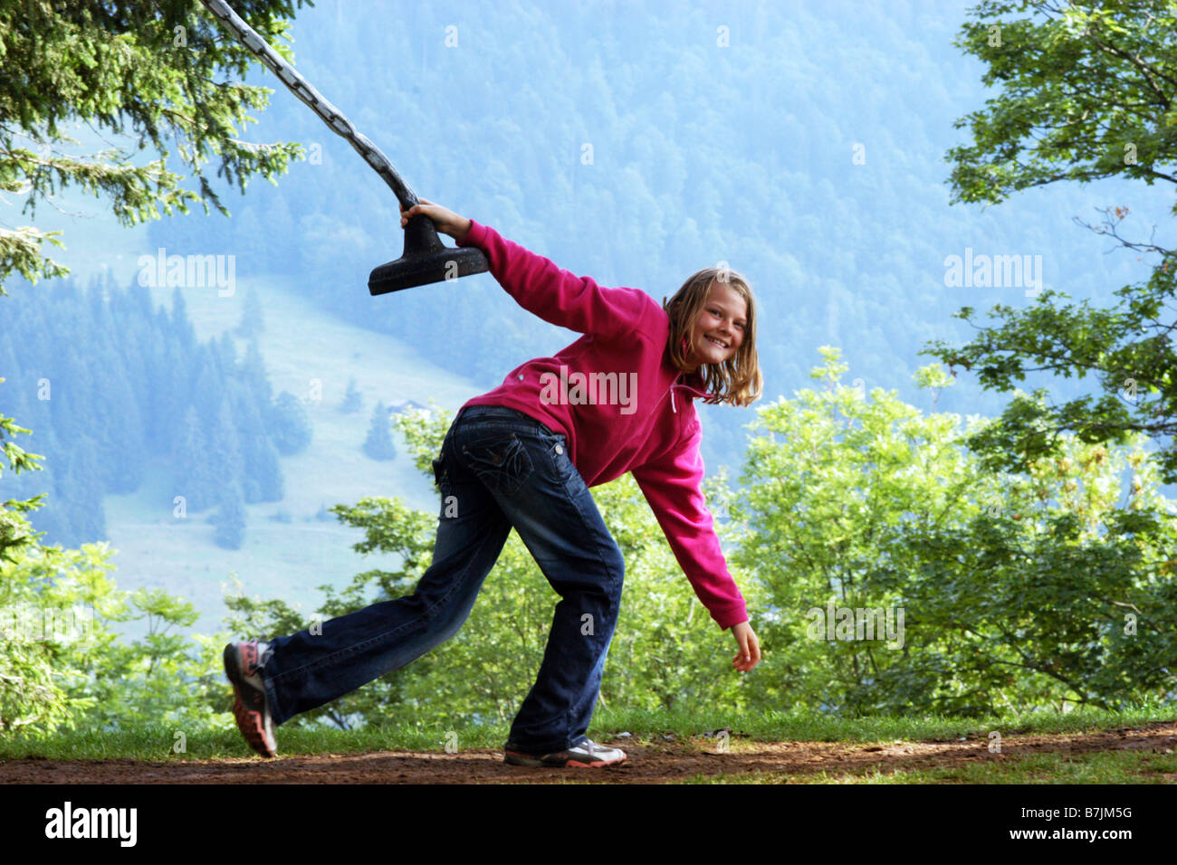 Ein 11 Jahres altes Mädchen zieht eine ZIP-Wire Schaukel während Ihres Urlaubs in der Schweiz Stockfoto