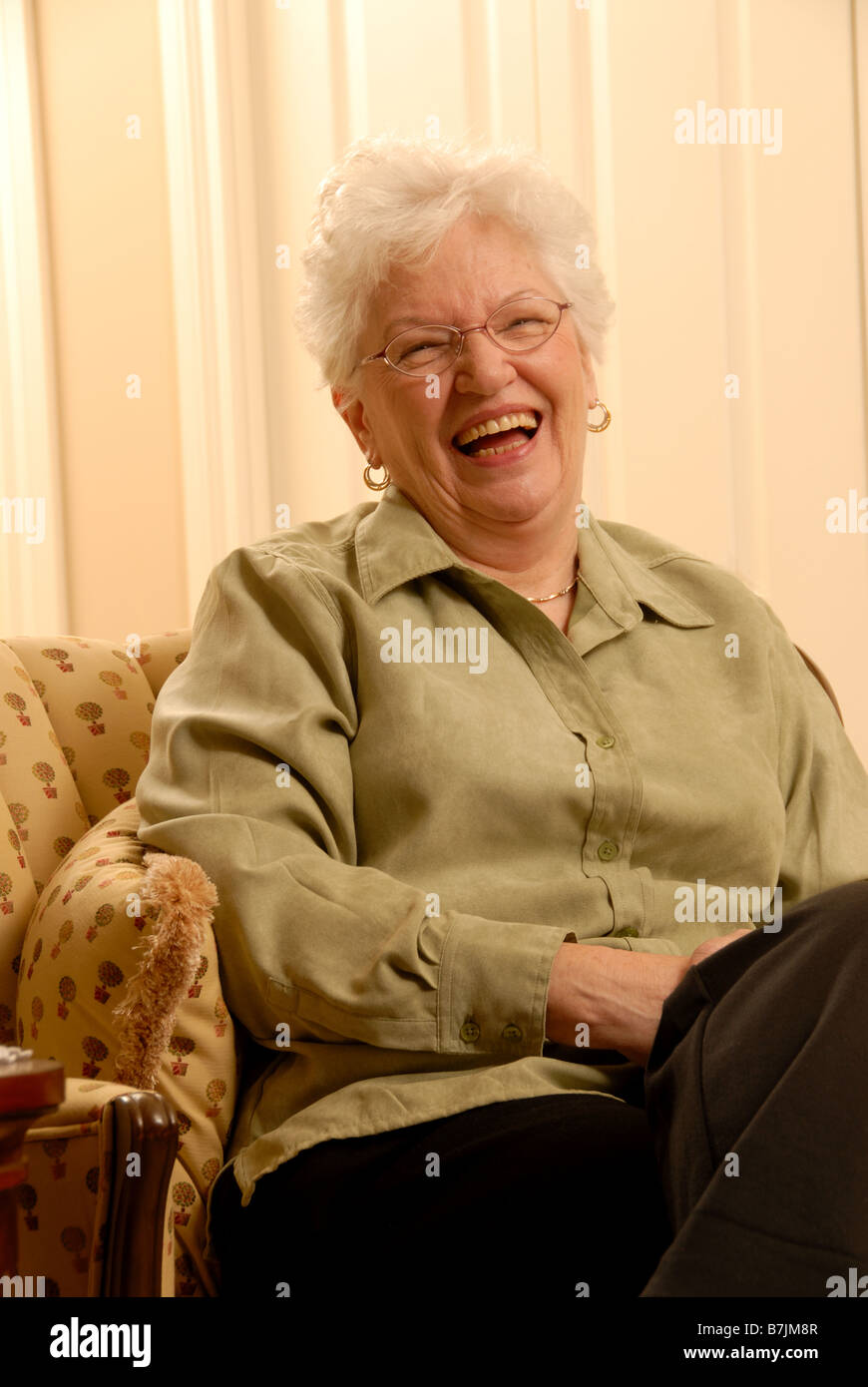 Senior-Frau im Stuhl; Regina Saskatchewan, Kanada Stockfoto