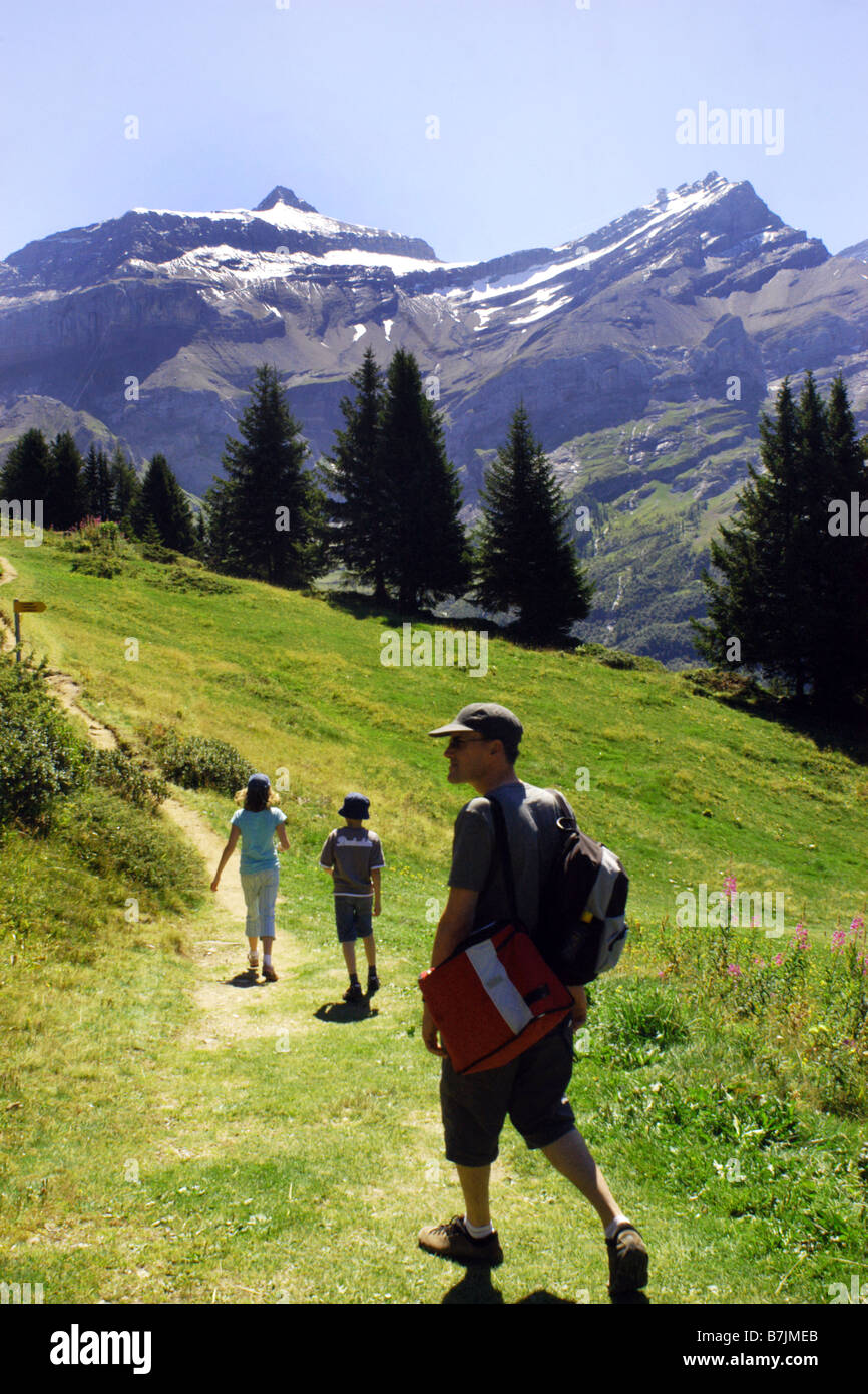 Eine Familie gehen in den Schweizer Alpen während des Urlaubs Stockfoto