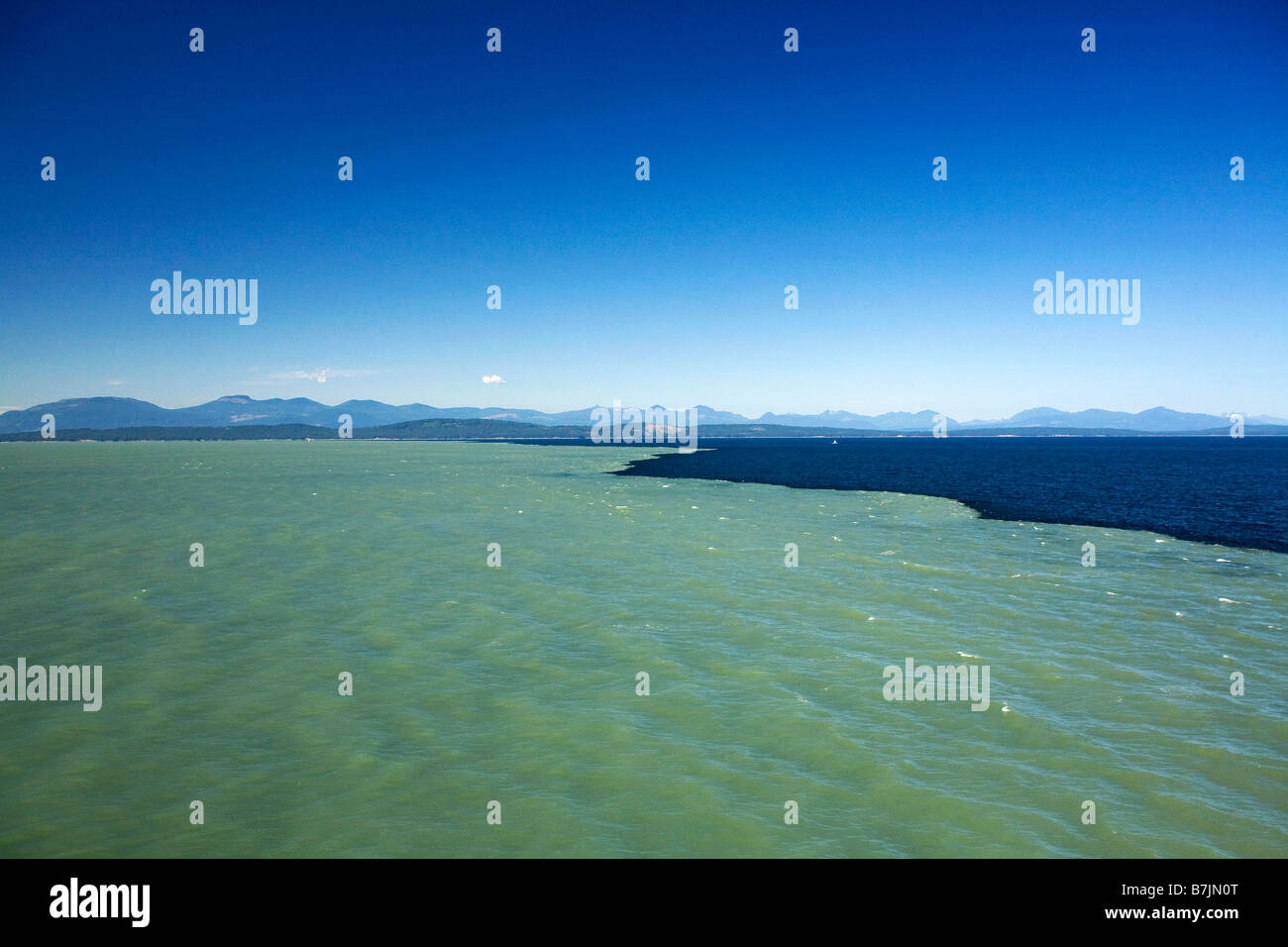 BRITISH COLUMBIA - Fraser River Plume in der Strait Of Georgia, die durch Schmelzwasser verursacht und im Frühjahr und Frühsommer beobachtet. Stockfoto