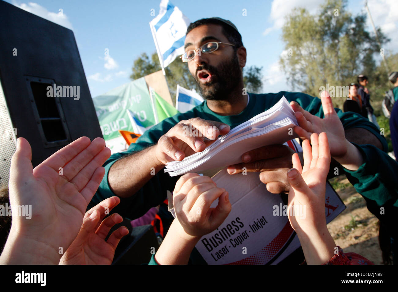 Israelische Kinder erhalten Karten des Waldes Kissufim während des jüdischen Festivals der Tu Bishvat. Stockfoto