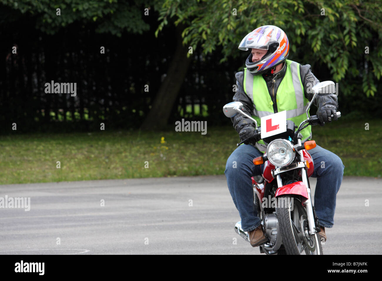 Eine junge männliche lernen, ein Motorrad zu fahren und seinen Cbt-test Stockfoto