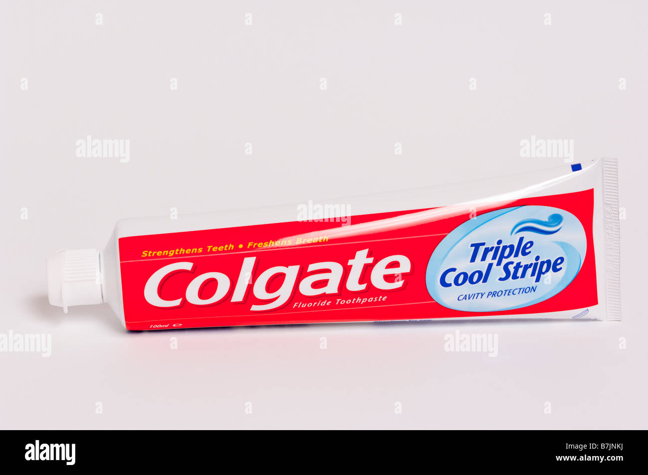 Eine Tube Colgate triple cool Streifen Hohlraum Schutz Fluorid Zahnpasta für Zahnreinigung erschossen auf einem weißen Hintergrund Stockfoto