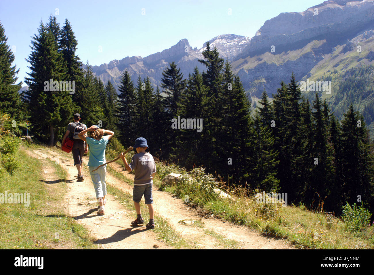 Eine Familie gehen in den Schweizer Alpen während des Urlaubs Stockfoto