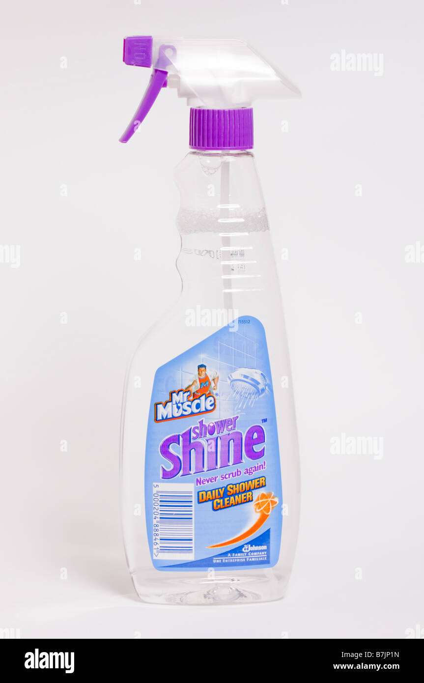 Eine Flasche von Mr Muscle Dusche glänzen Reiniger für die Reinigung der Duschen erschossen auf einem weißen Hintergrund Stockfoto