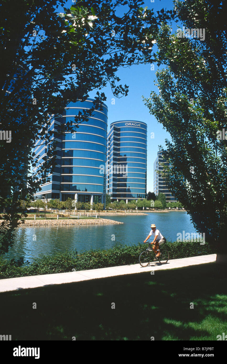 Mann, Radfahren, vorbei an der Oracle-Hauptsitz in Redwood Shores, Kalifornien Stockfoto