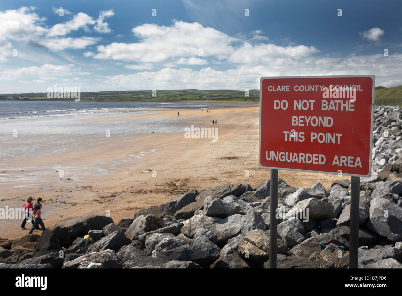 Warnschild Am Mauer Aus Felsen Mit Blick Auf Den Strand Bei Ebbe Macht Nassen Sand Und Wasserpfutzen Von Ausgehende Flut Stockfotografie Alamy