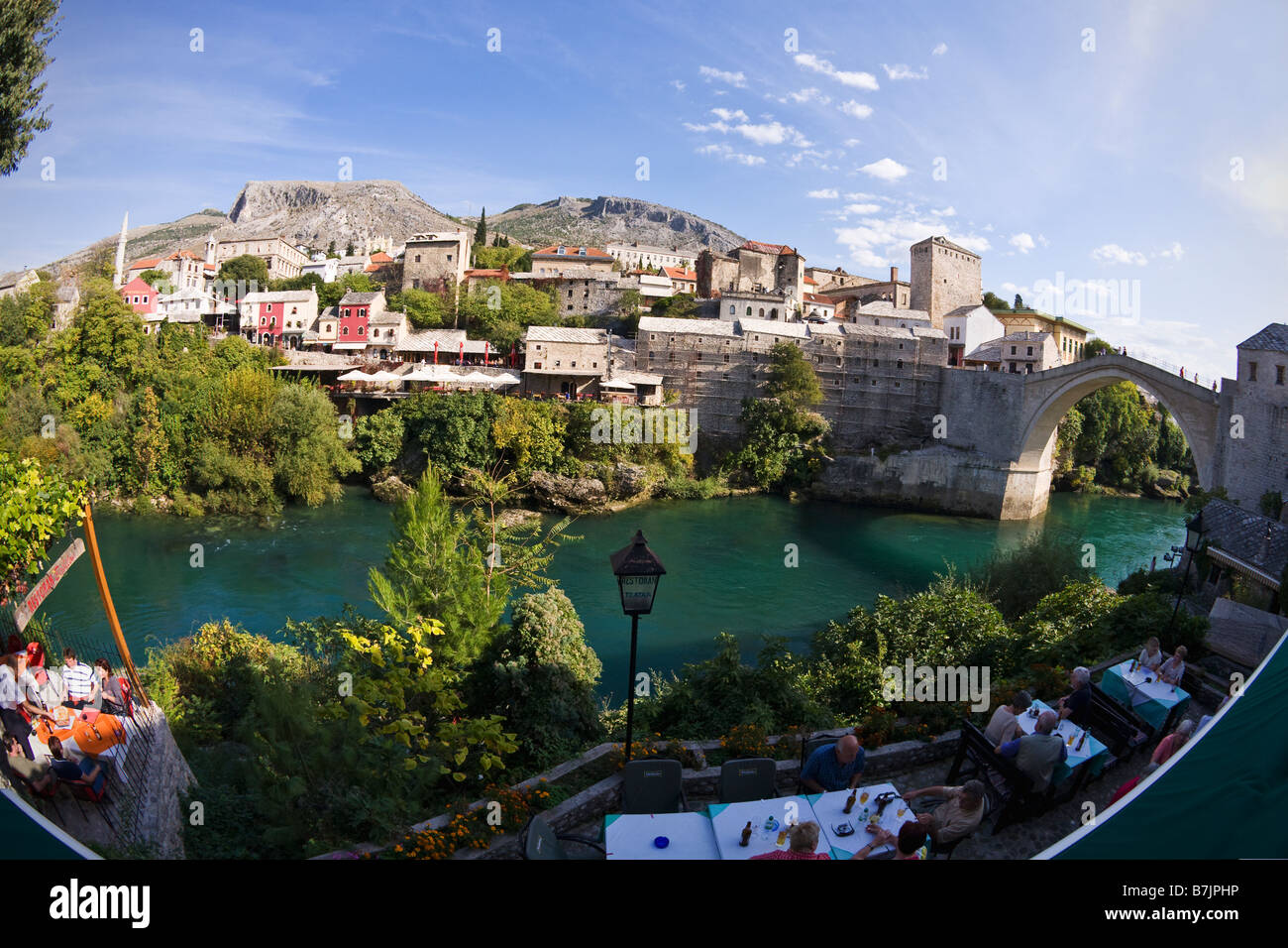 Historische Altstadt von Mostar und restaurierten 16. Jahrhundert Brücke über den Fluss Neretva in Bosnien Herzegowina Europa Stockfoto