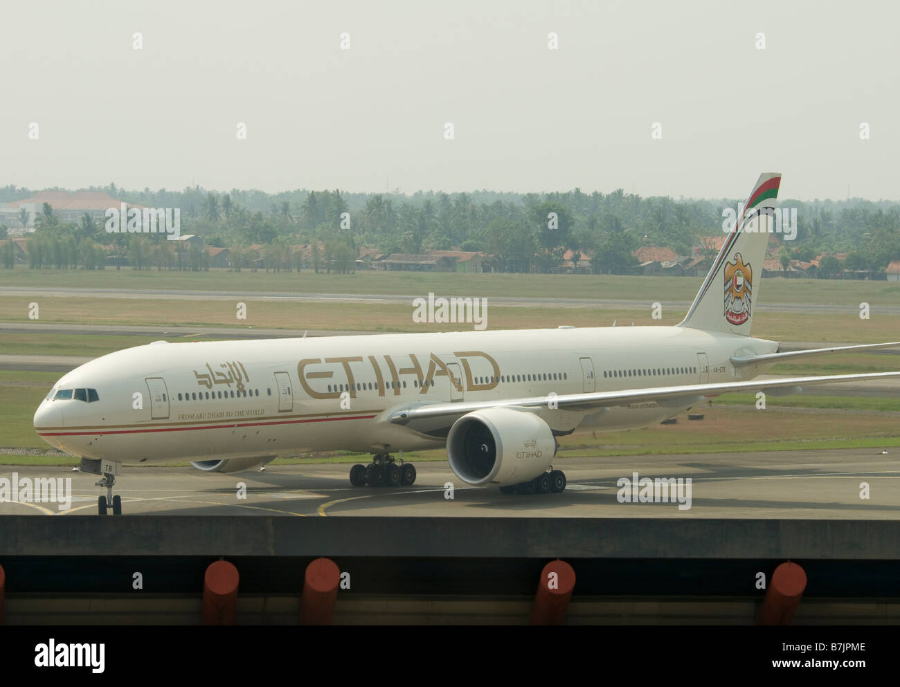 Etihad Airlines Flugzeug auf der Landebahn am Flughafen Jakarta Indonesien Stockfoto