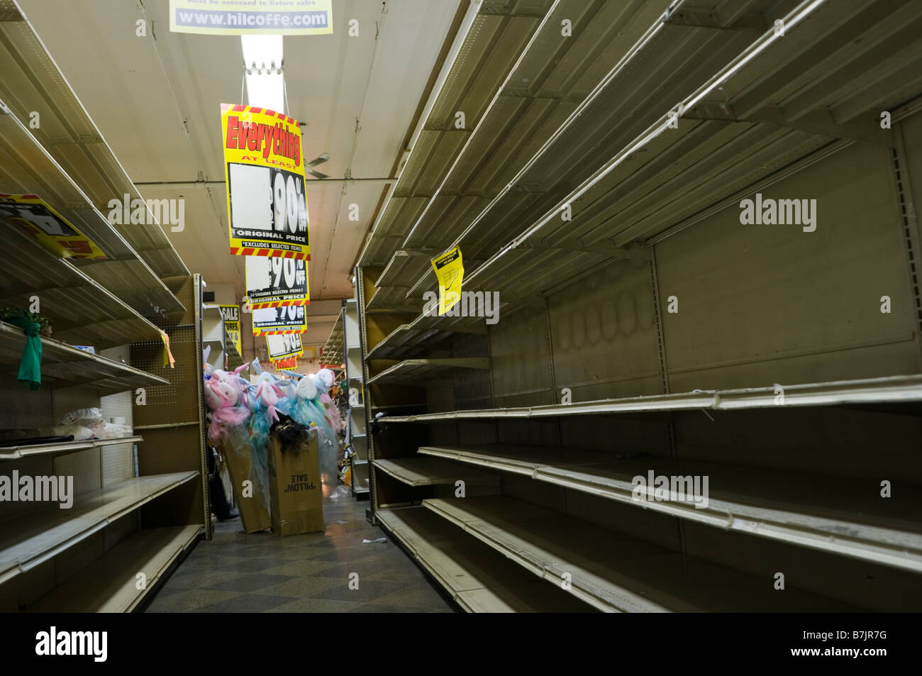 Leere Regale säumen die Gängen am letzten Tag der nationalen Großhandel Liquidatoren Going out of Business-Verkauf Stockfoto