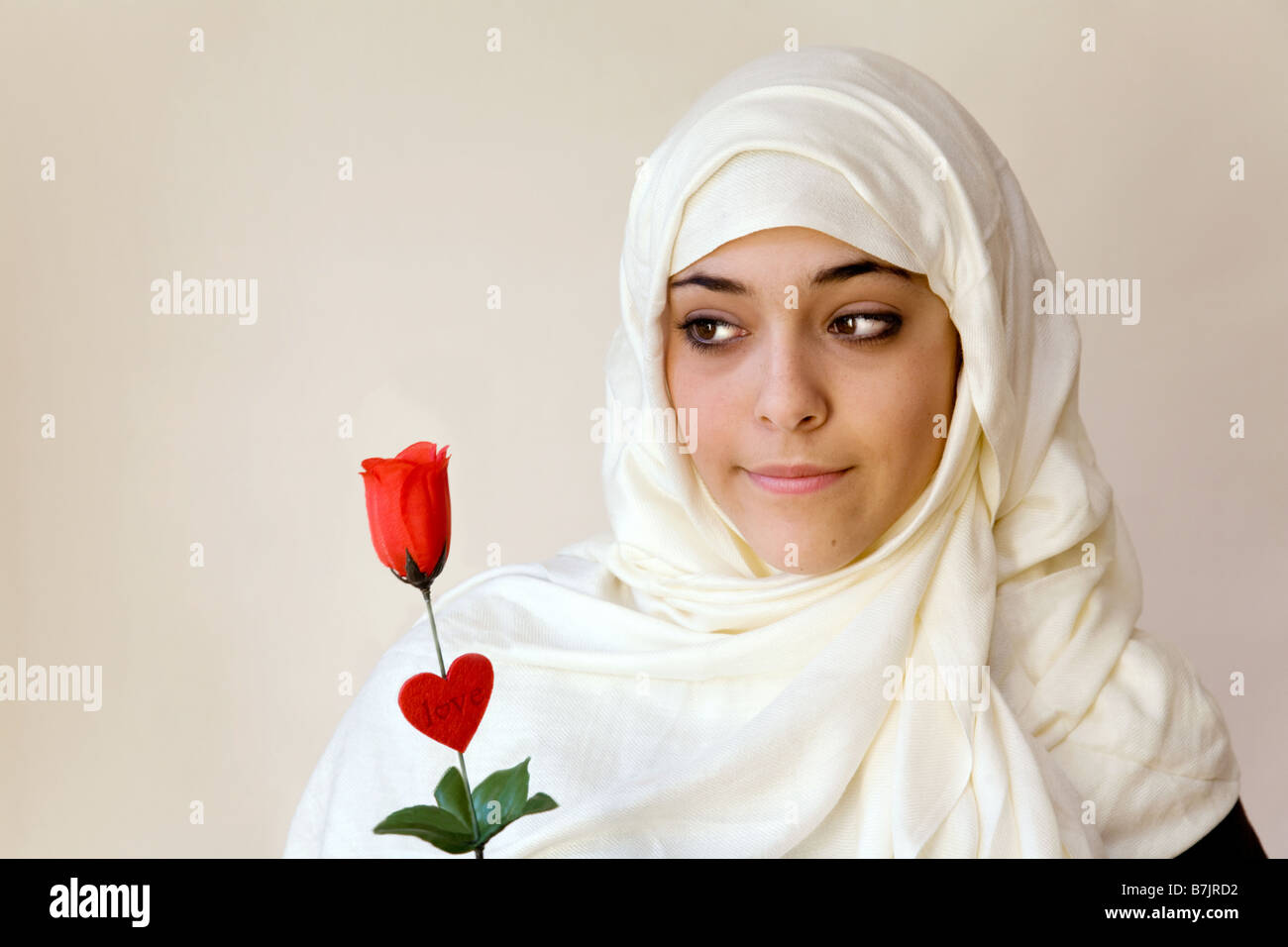 Erhalten einen Valentinstag muslimischen Mädchens stieg Stockfoto