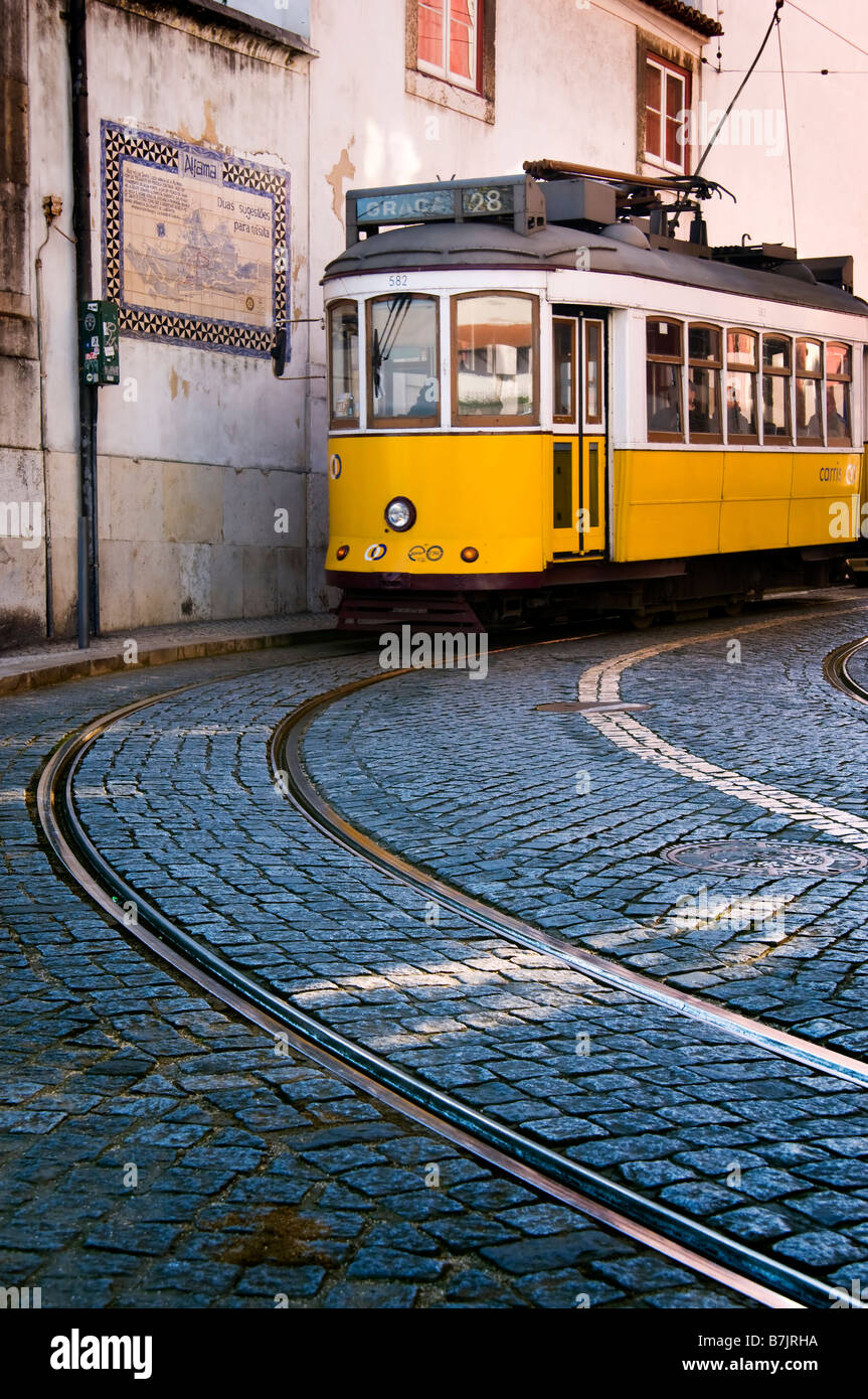 Straßenbahn in den Gassen der Alfama Viertel von Lissabon Stockfoto