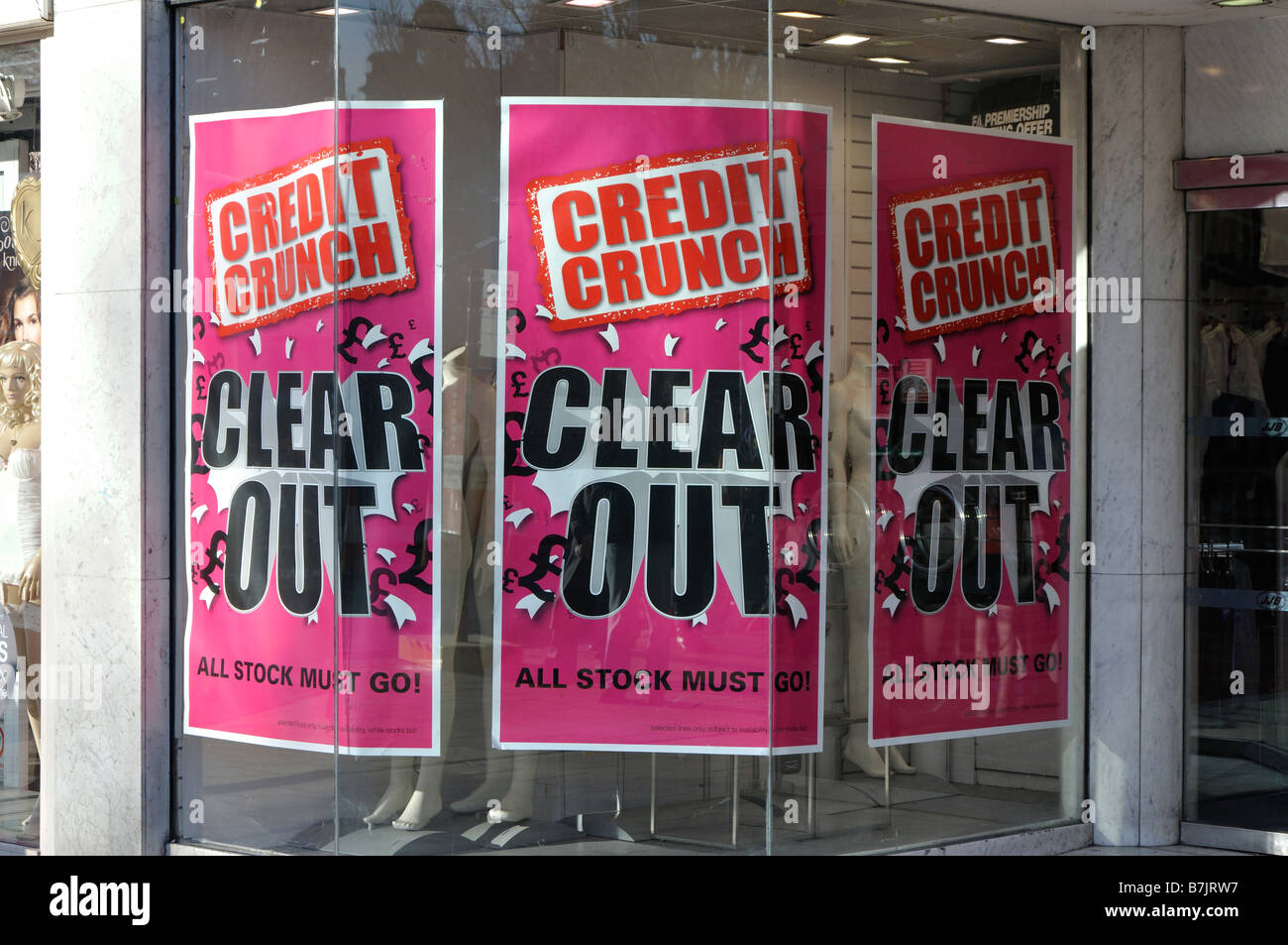 Kreditklemme fortmachen Poster im Schaufenster Stockfoto