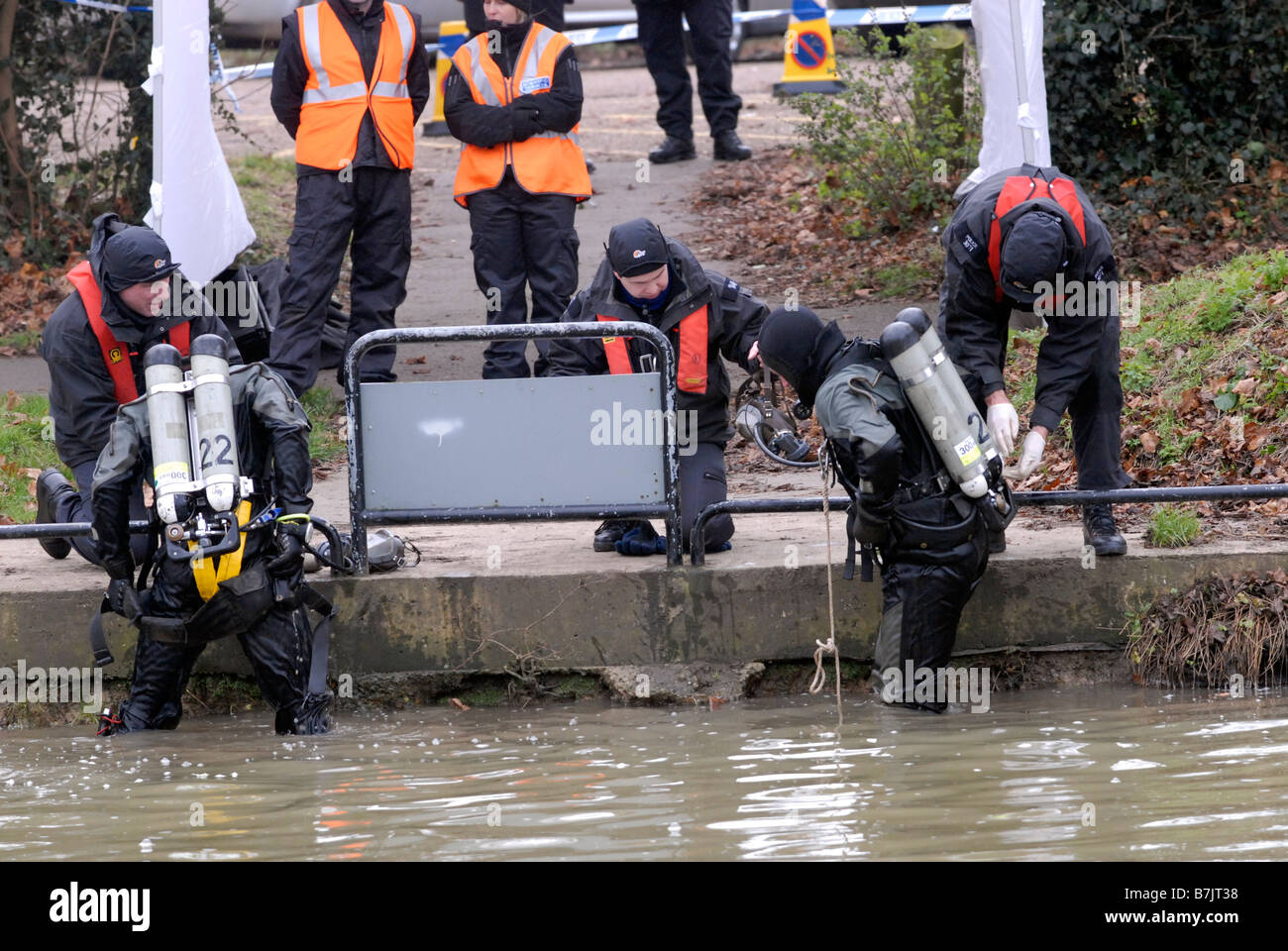 Polizei Dive Team Suche Fluss Great Ouse Bedford Stockfoto