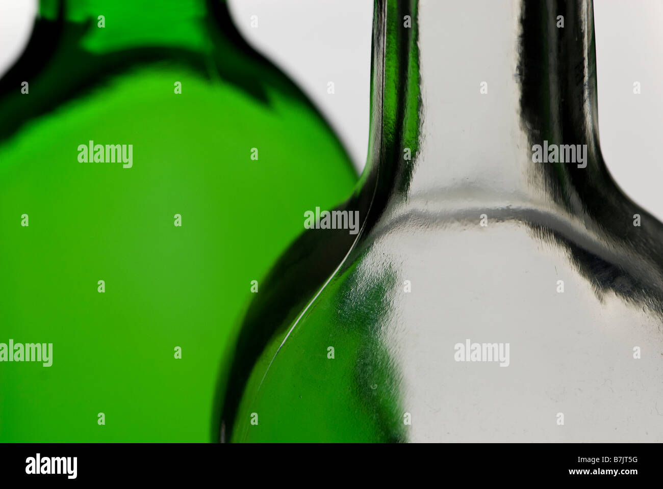 Zusammenfassung von leeren durchsichtiger Glasflasche und leere grüne Glasflasche Stockfoto