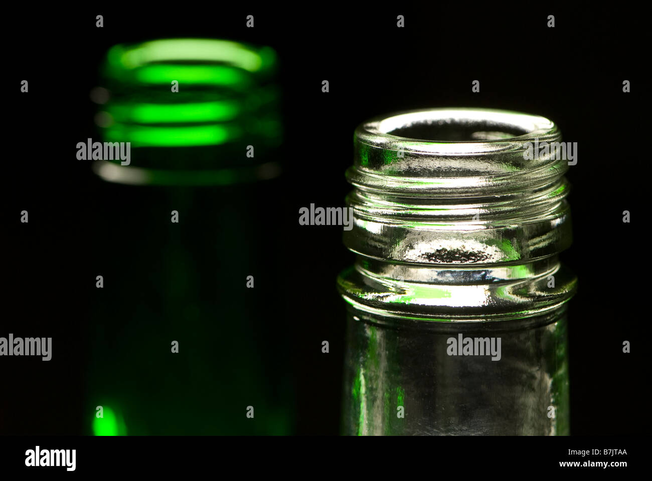 Zusammenfassung der Gipfel des leeren durchsichtiger Glasflasche und leere grüne Glasflasche Stockfoto