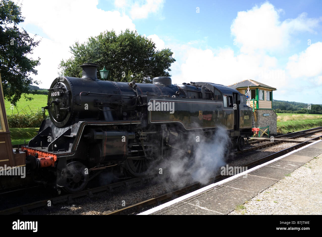 Eine Dampflokomotive wartet am Bahnhof Harmans Cross auf der Swanage Railway in Dorset Stockfoto