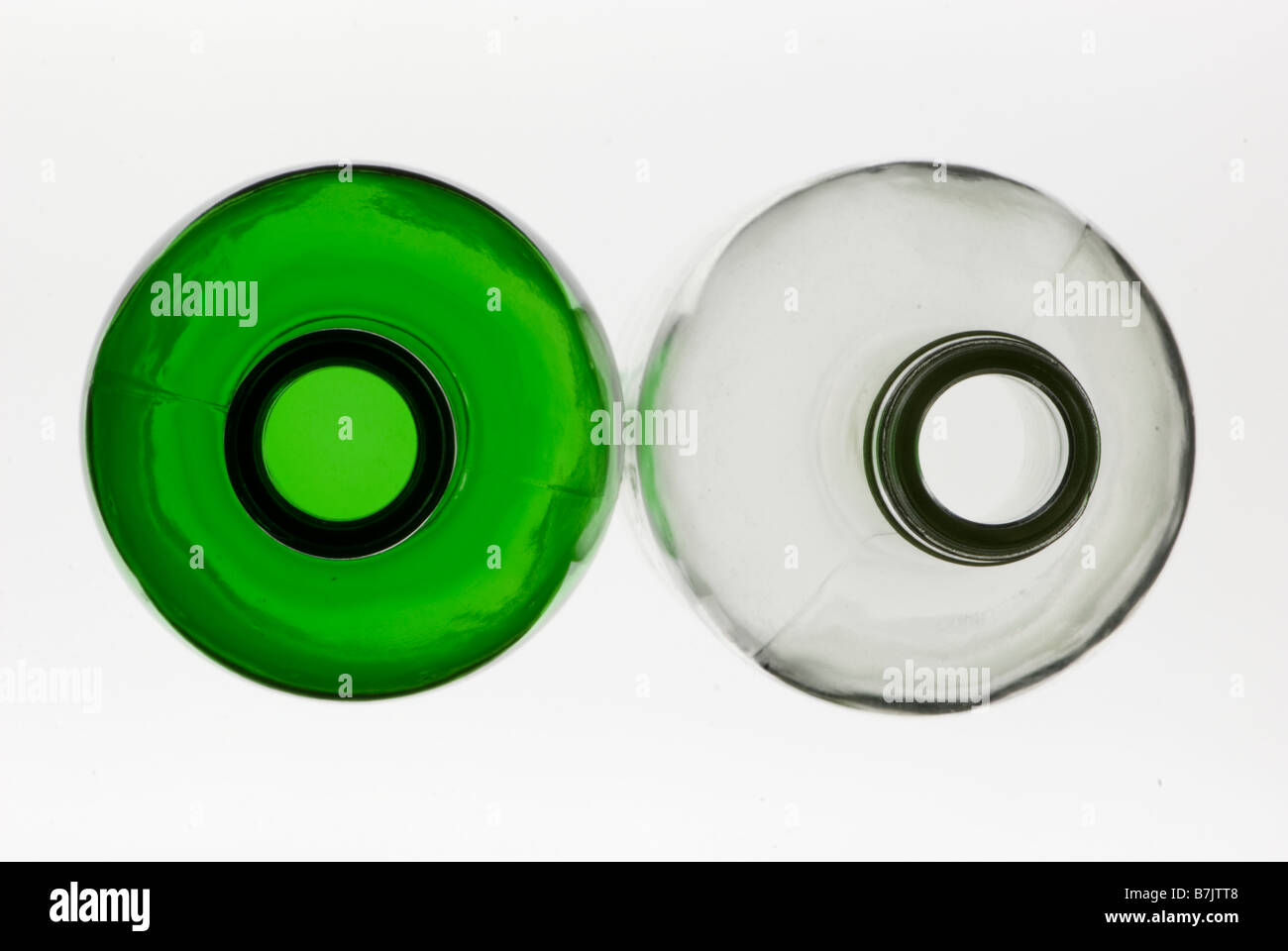 Abstrakt, blickte auf der Oberseite grün und klar leere Glasflaschen Stockfoto