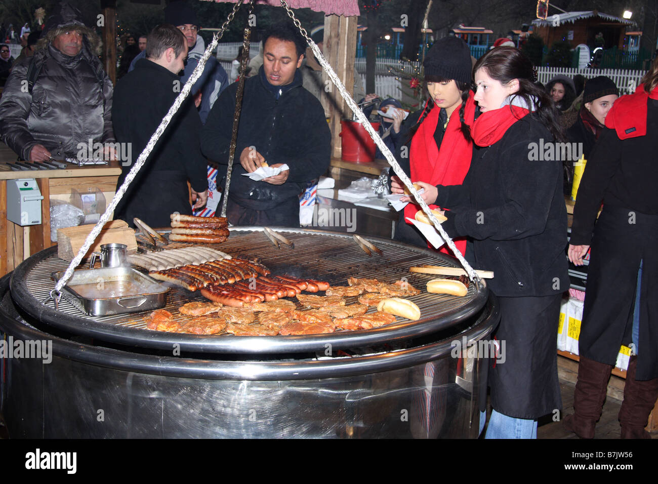 Bratwurst Wurst warmes Essen Personal deutsche bunte bunte Essen trinken Verkäufer gemeinsamen Imbiss Stellplatz Open-Air kalten winter Stockfoto